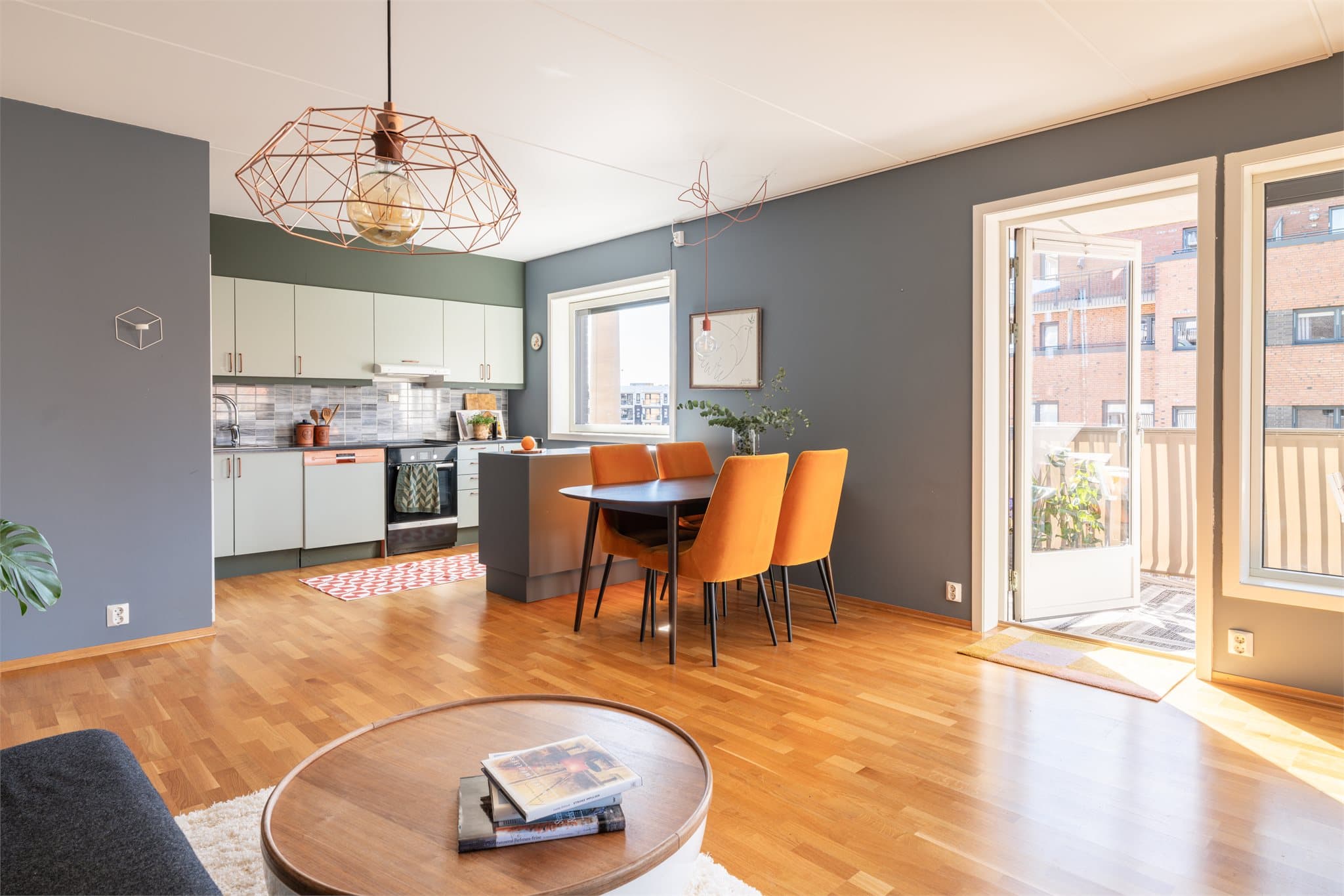 Stuen og kjøkkenet er av god størrelse