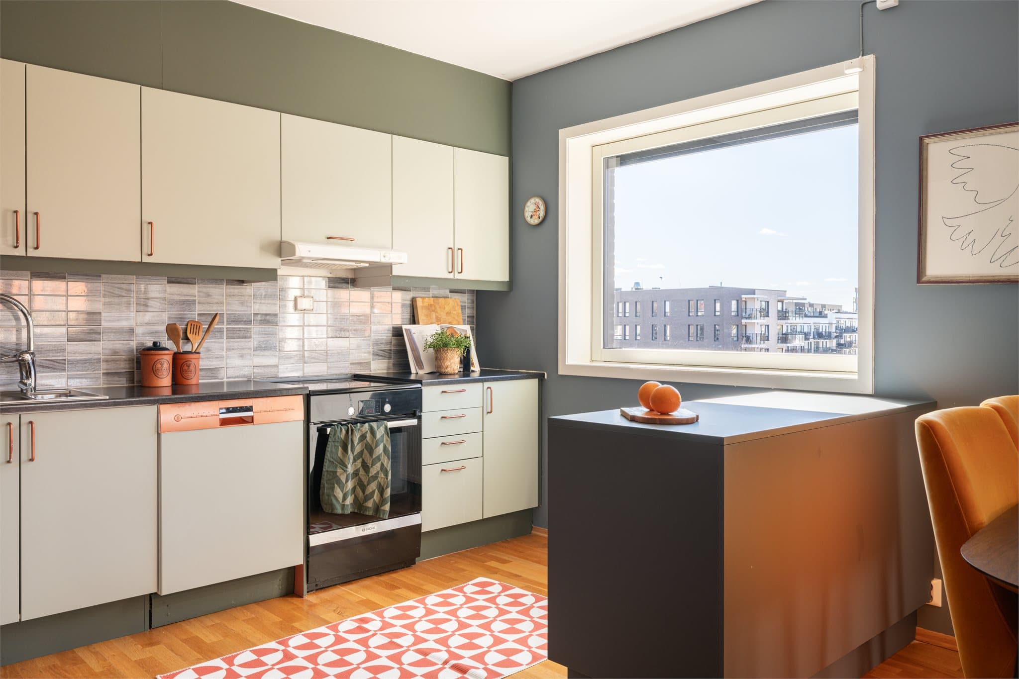 Kjøkkenøya kombinerer sosialt samvær med praktisk inndeling av rommet.