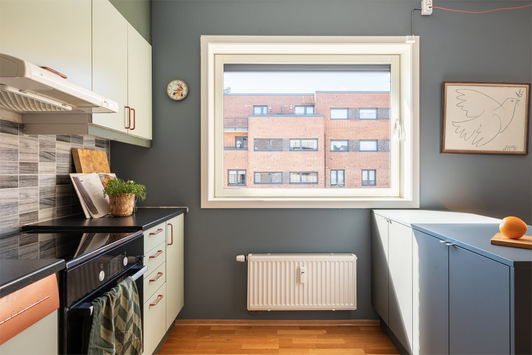 Kjøkkenet nyter godt av et stort vindu som fyller rommet med naturlig lys.