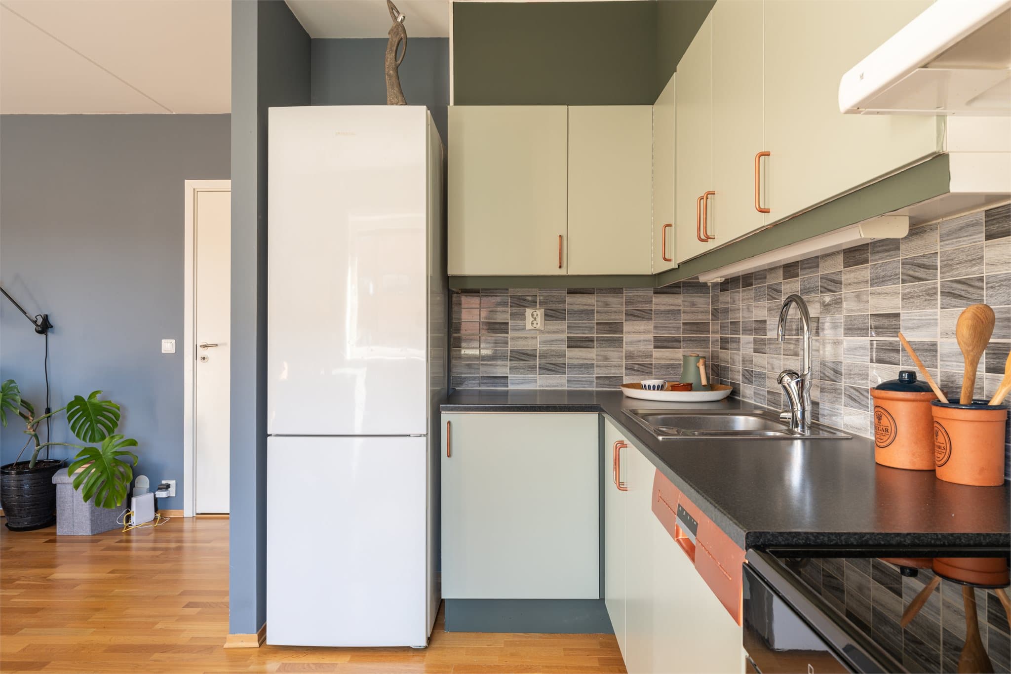 Et moderne hjem med herlige fargevalg.