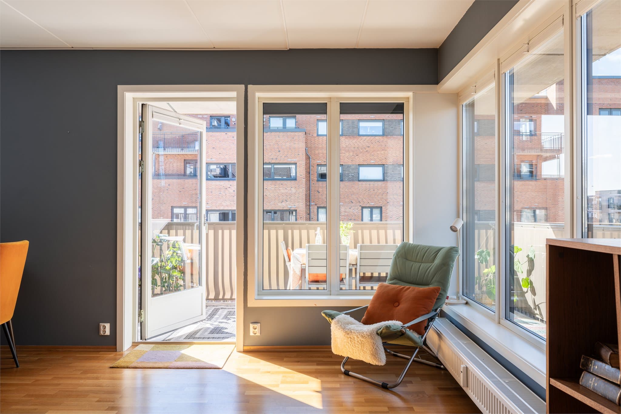 Svært attraktiv hjørnebeliggenhet med store vindusflater på to sider, som gir en lys og luftig atmosfære.