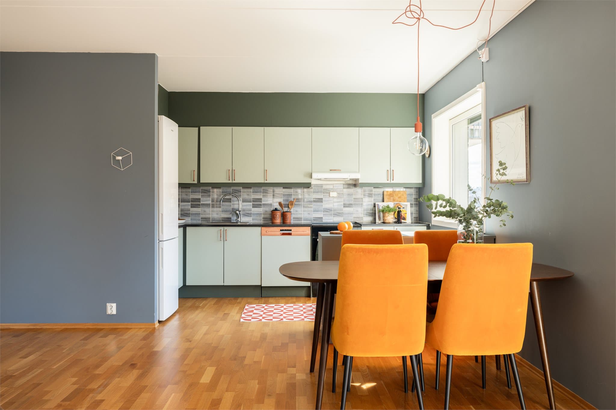 Spisegruppen får en naturlig plassering mellom sonene.