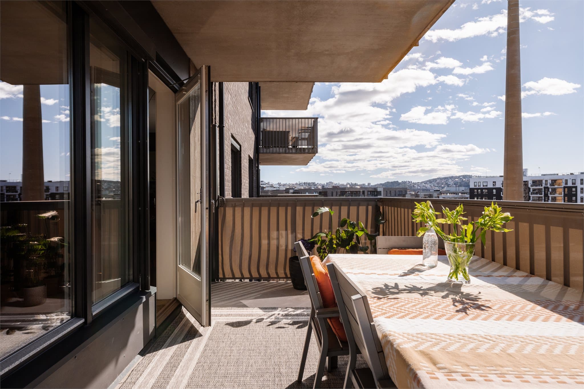 Romslig uteområde som enkelt kan innredes med møbler, grill og planter.