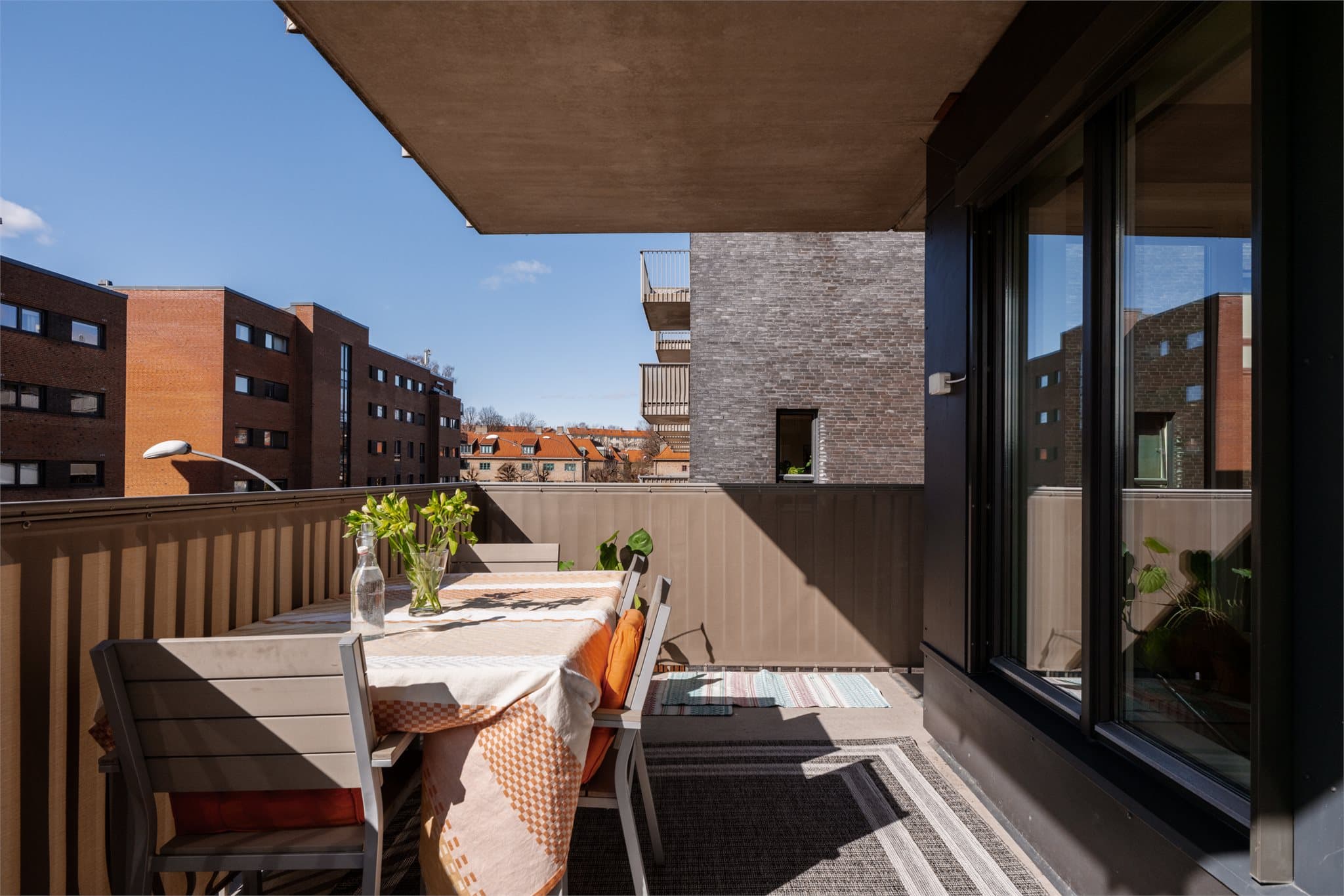 Solrik sydvestvendt balkong med sol store deler av dagen.