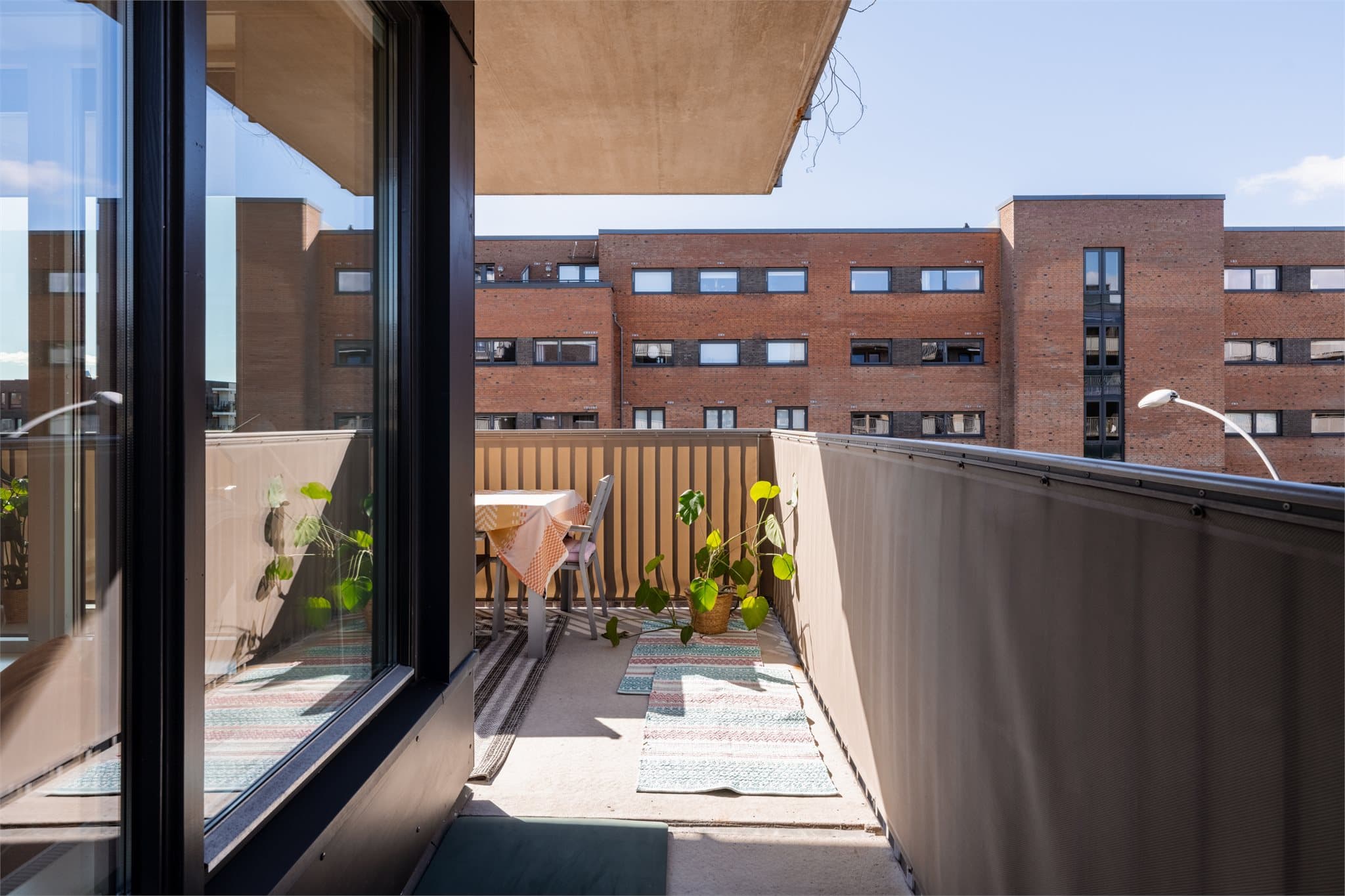 Balkongen har gode solforhold, samtidig som den også tilbyr skygge – perfekt for å nyte uteplassen gjennom hele dagen.