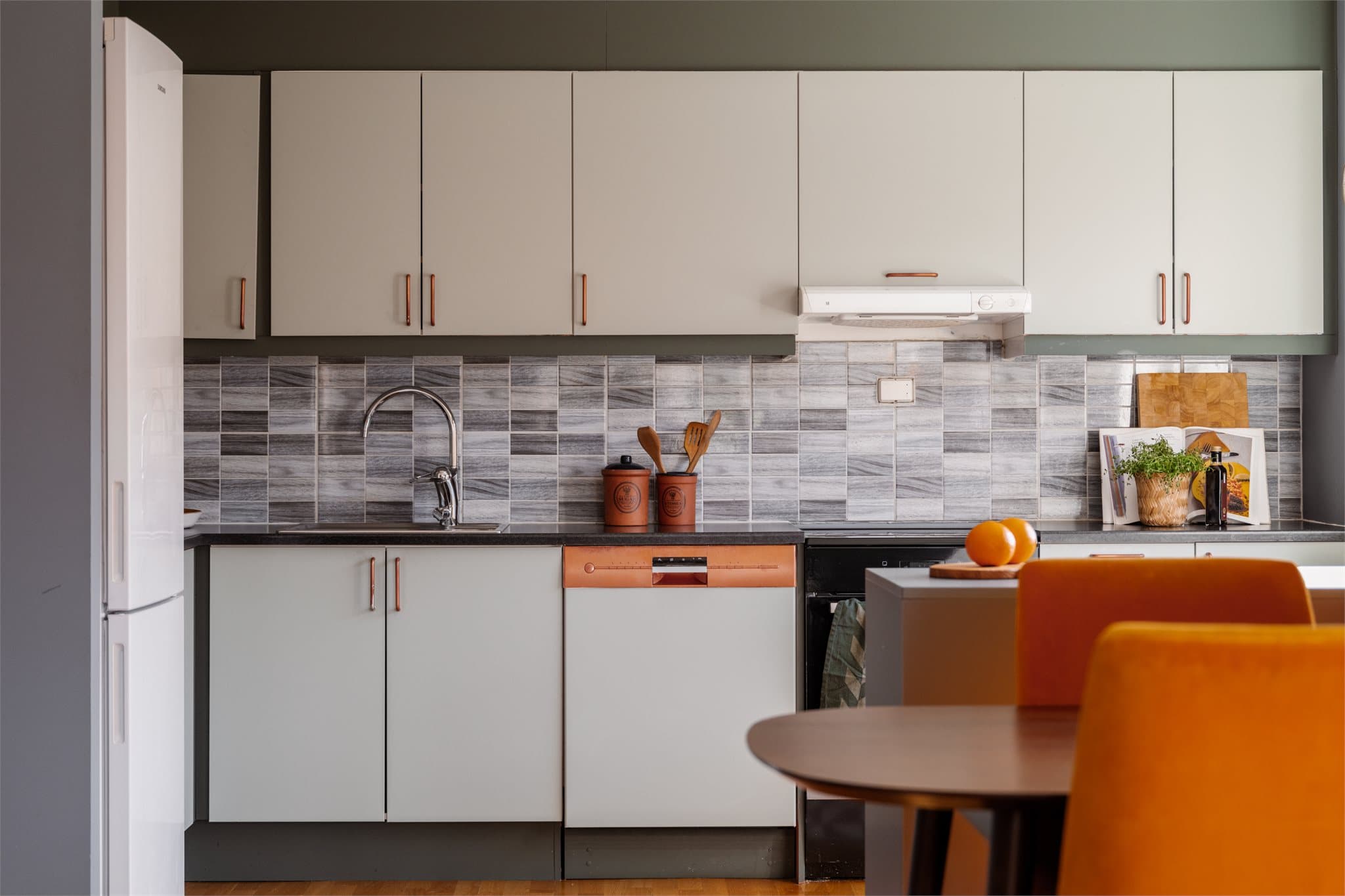 Moderne kjøkken med god kombinasjon av skap- og benkeplass.