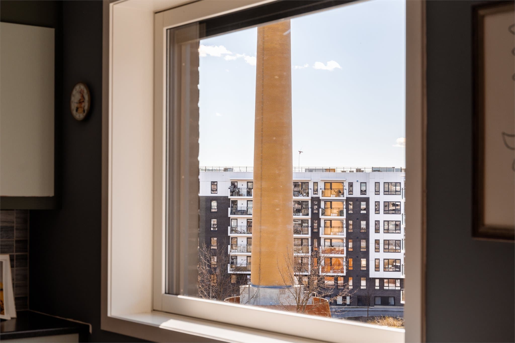 Fra boligen har du utsikt mot nabolagets karakteristiske tårn.