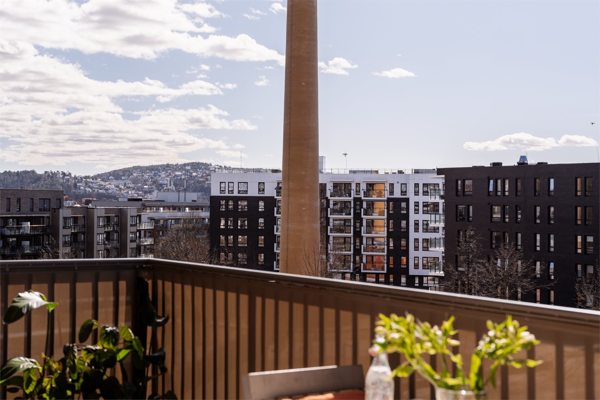 Her bor dere høyt og fritt i tredje etasje, med flott utsikt over nærområde.