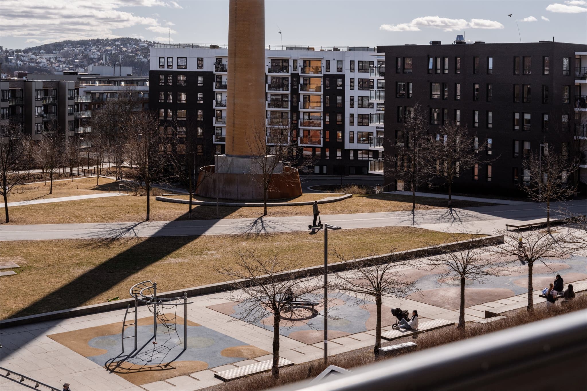 Fra balkongen er det utsikt mot et stort, grønt parkområde.
