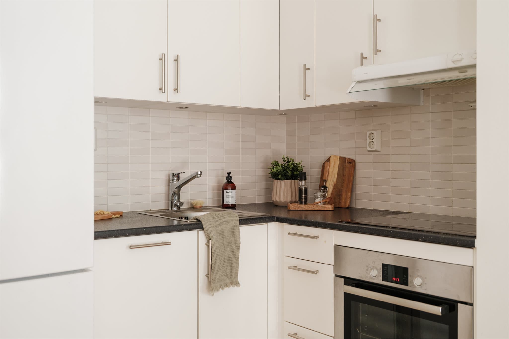 Videre er det satt inn integrert oppvaskmaskin (smal type), ovn og platetopp. Det er tilkoblet mekanisk avtrekk.