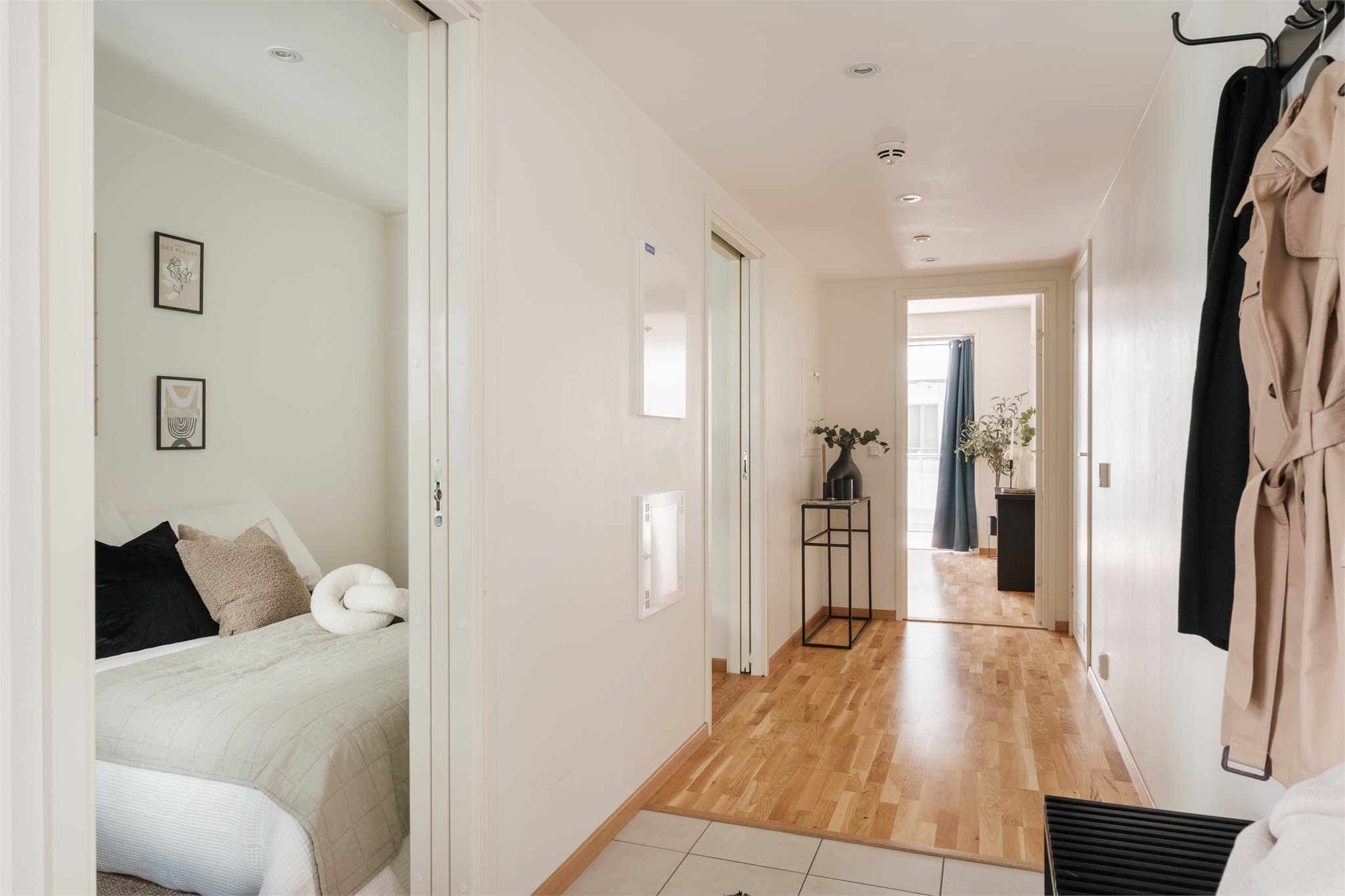 Det er etablert spotter i himling ved entréen. Ellers god lagringsplass i entrèen.