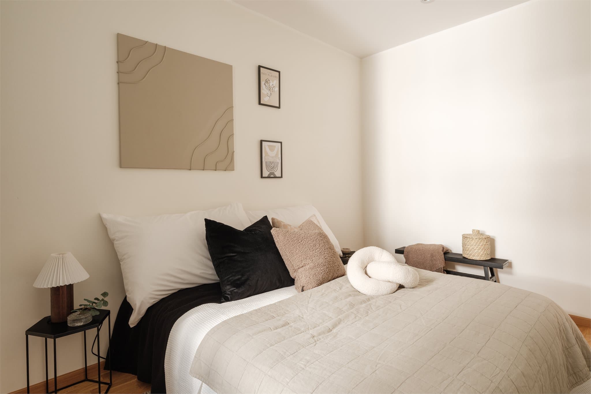 Soverommene har en fin standard og er av god størrelse.