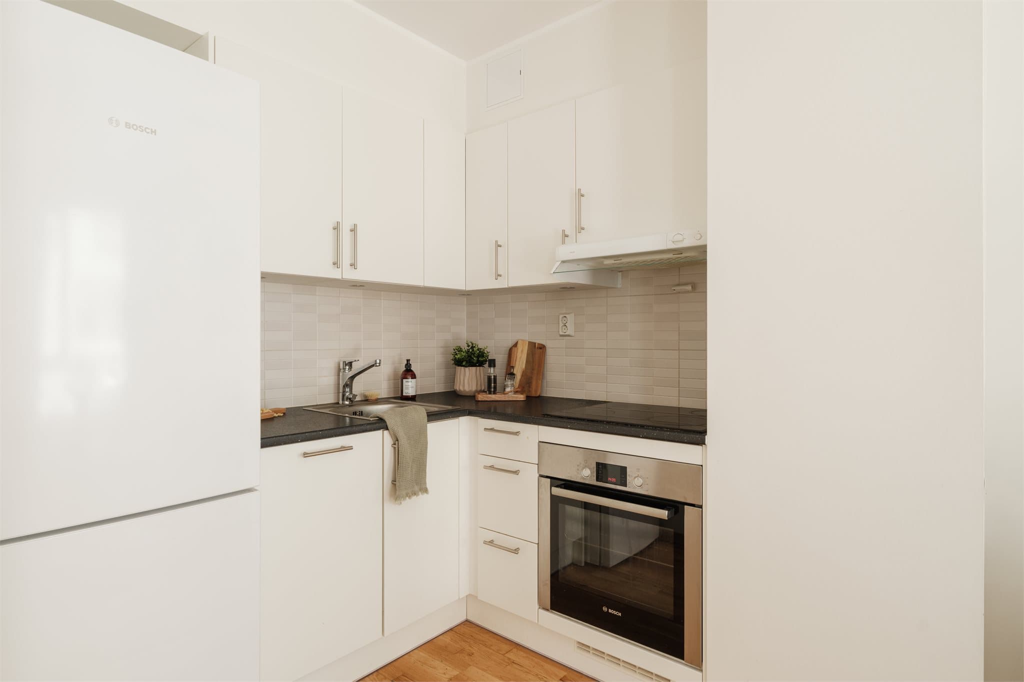 Kjøkkenet er godt utnyttet, med plass til frittstående kjøleskap. Innredningen fremstår i god stand med glatte fronter, laminat benkeplate, nedfelt oppvaskkum og 1-greps blandebatteri.