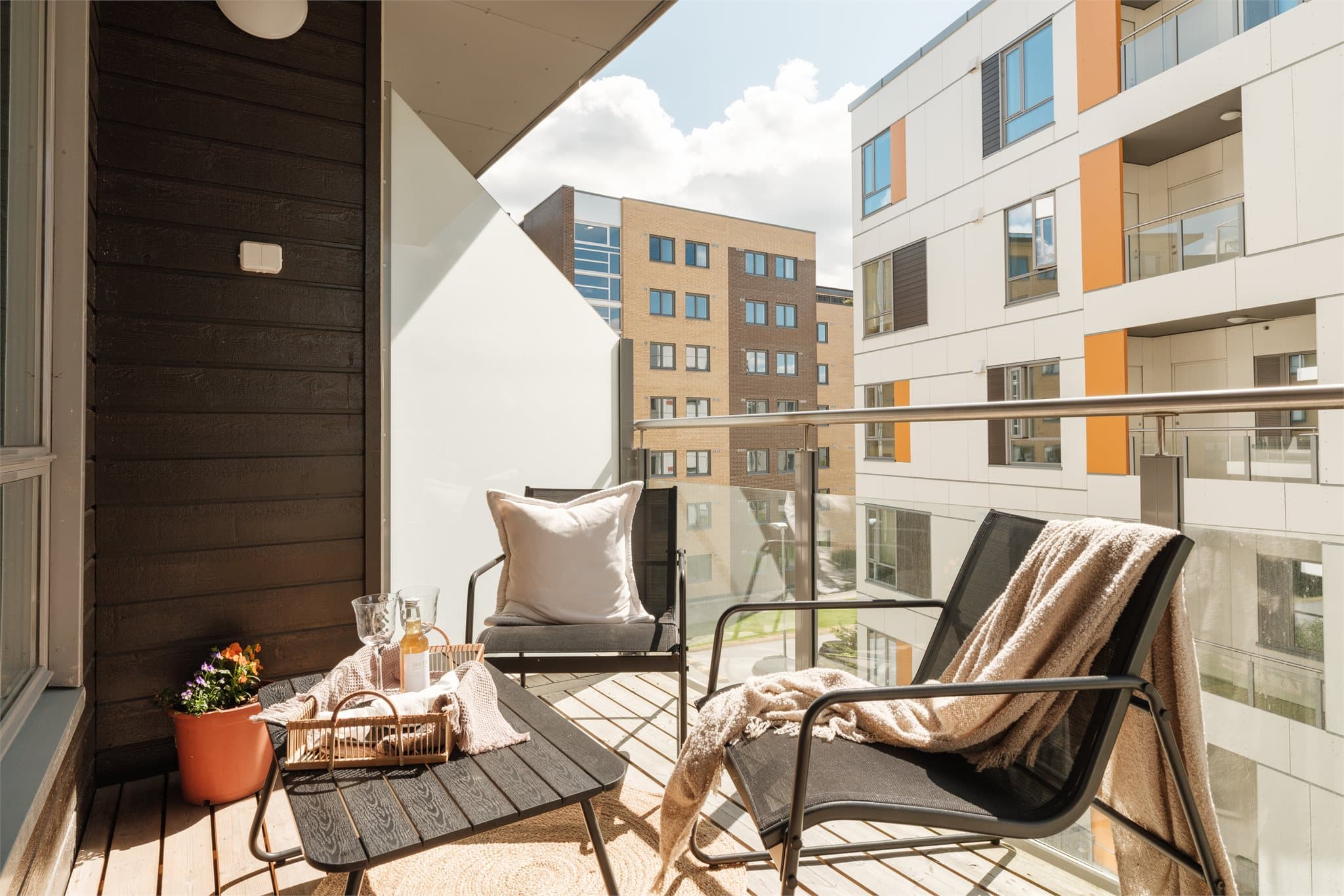 Felleskostnadene inkluderer: Á-konto energi/fyring og bredbånd, diverse drift og vedlikehold, felles byggforsikring, revisjonshonorar, styrehonorar og forretningsførerhonorar.