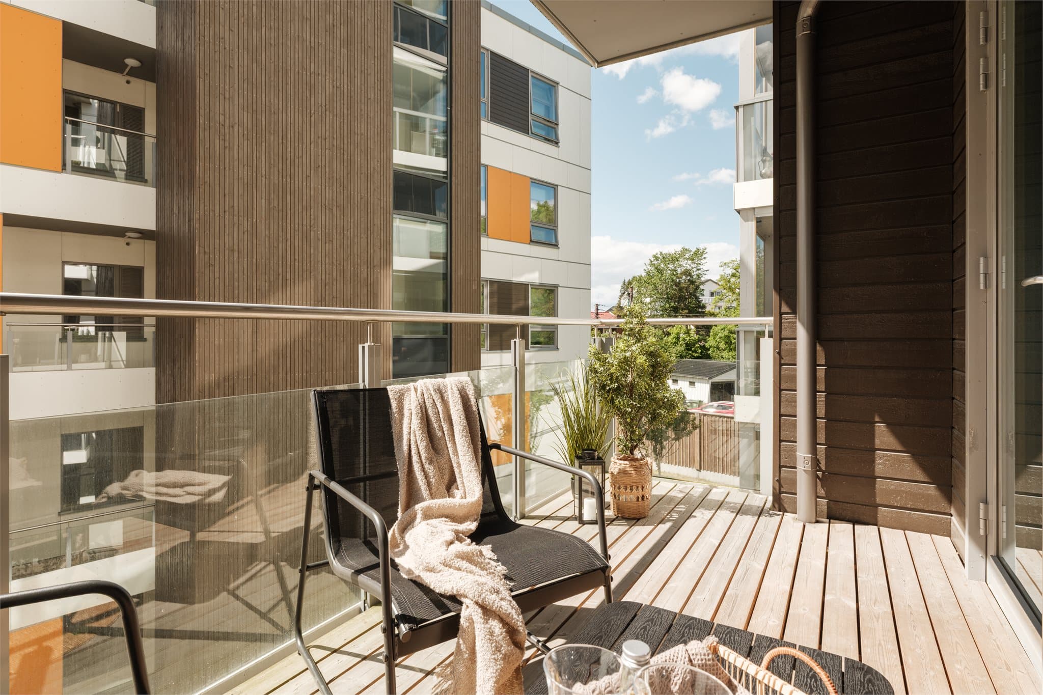 Her ute er det plass til utemøbler samt gass-/elektrisk grill.