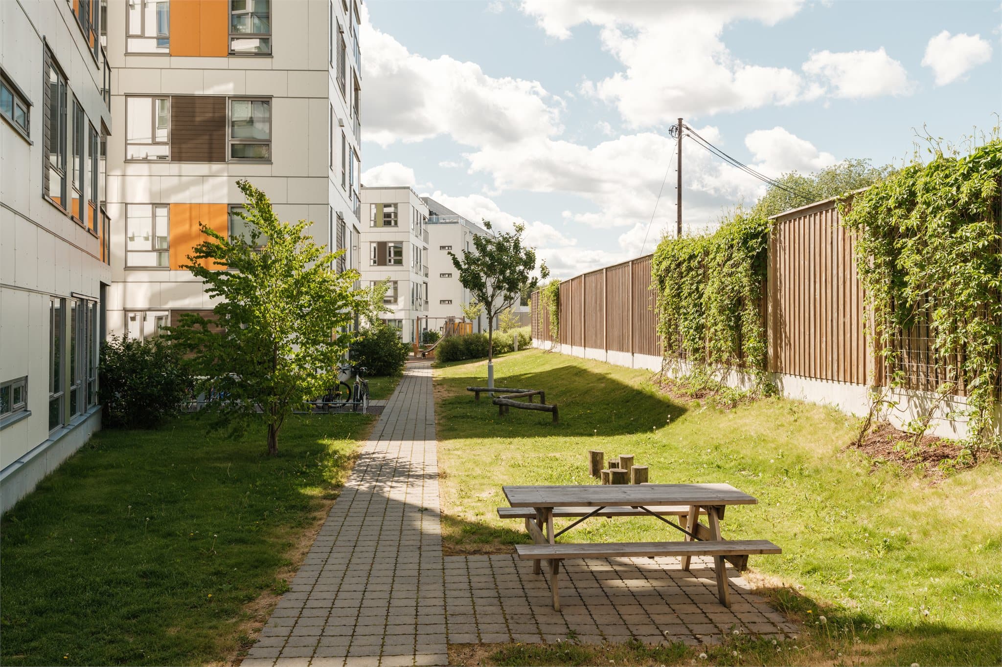 Bygget er fra 2018 har flotte felles uteplasser som er pent opparbeidet.