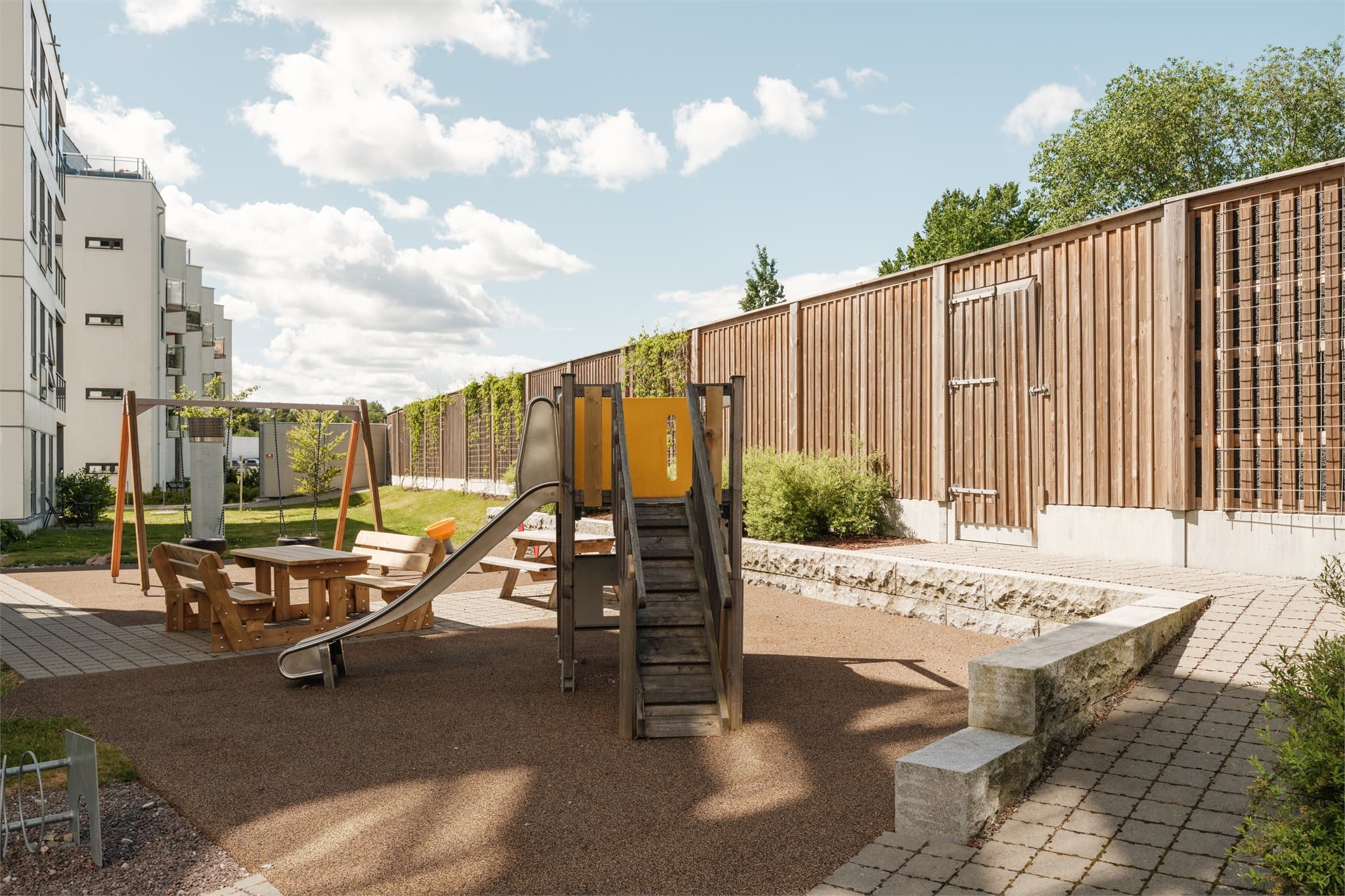 Eiendommen ligger i et meget sentralt, attraktivt boligområde like utenfor Lillestrøm sentrum. Området byr på nærhet til skoler, barnehager, offentlig kommunikasjon, samt et rikt utvalg av fasiliteter og servicetilbud.