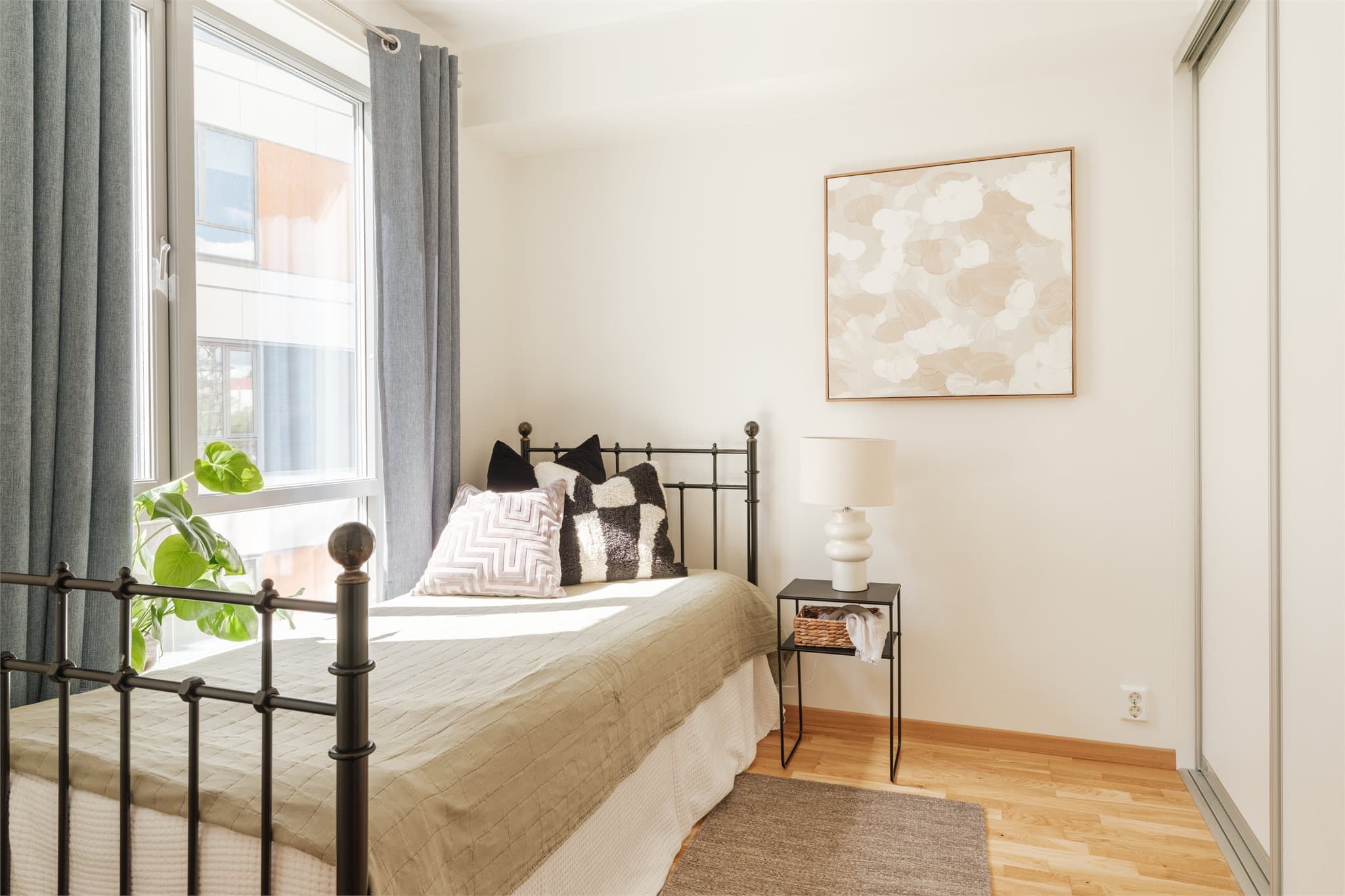 Integrert skyvedørsgarderobe.