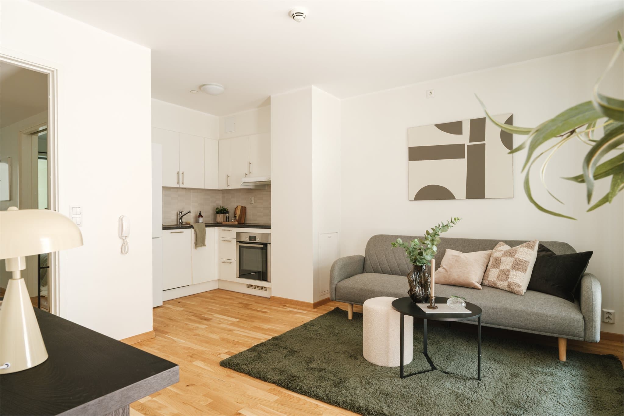 Rommet har parkett på gulvet, samt hvitmalte vegg- og takflater.