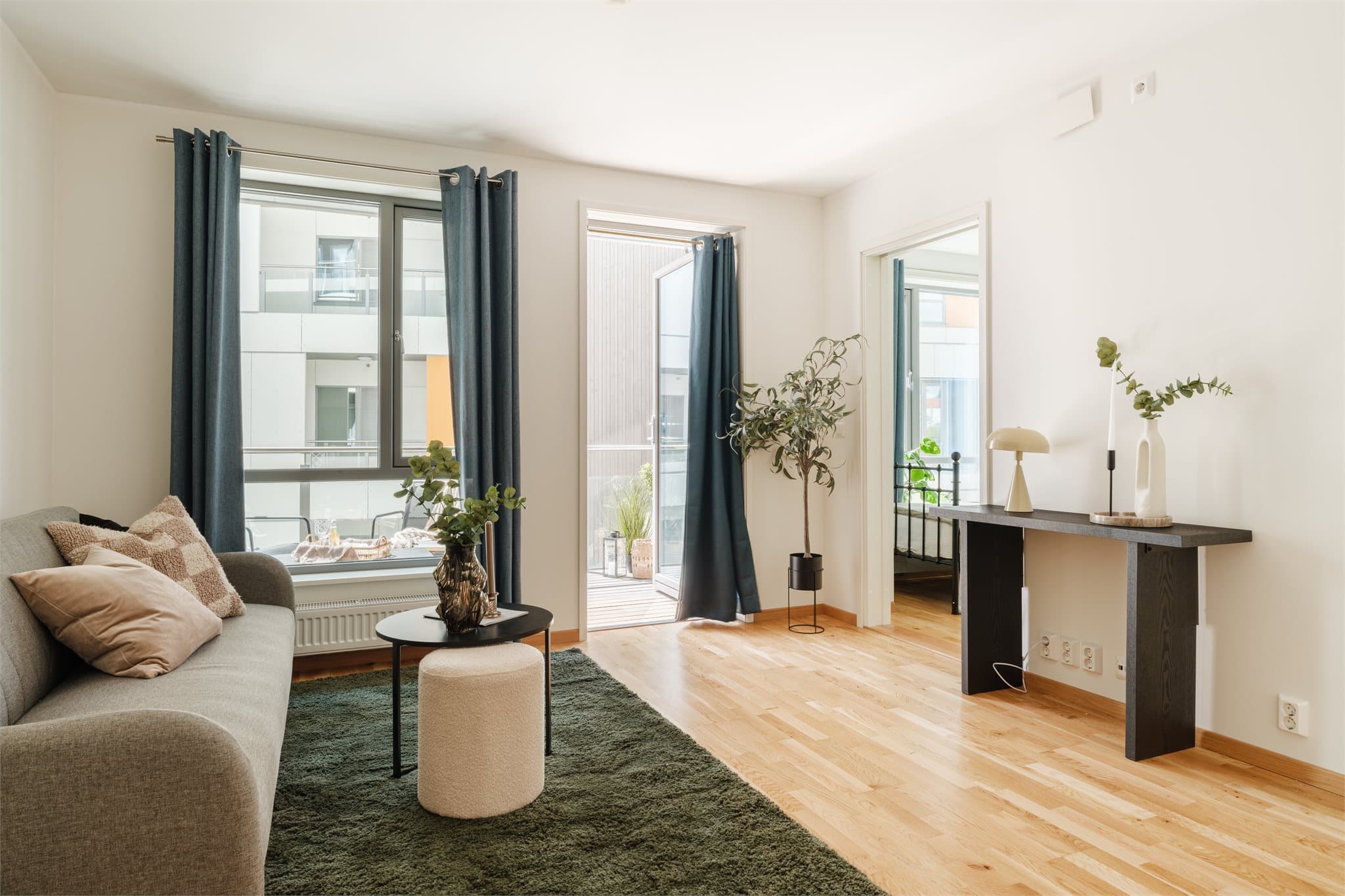 Stuen er i åpen løsning mot stuen, og har plass til sofaseksjon og tv-møbel.