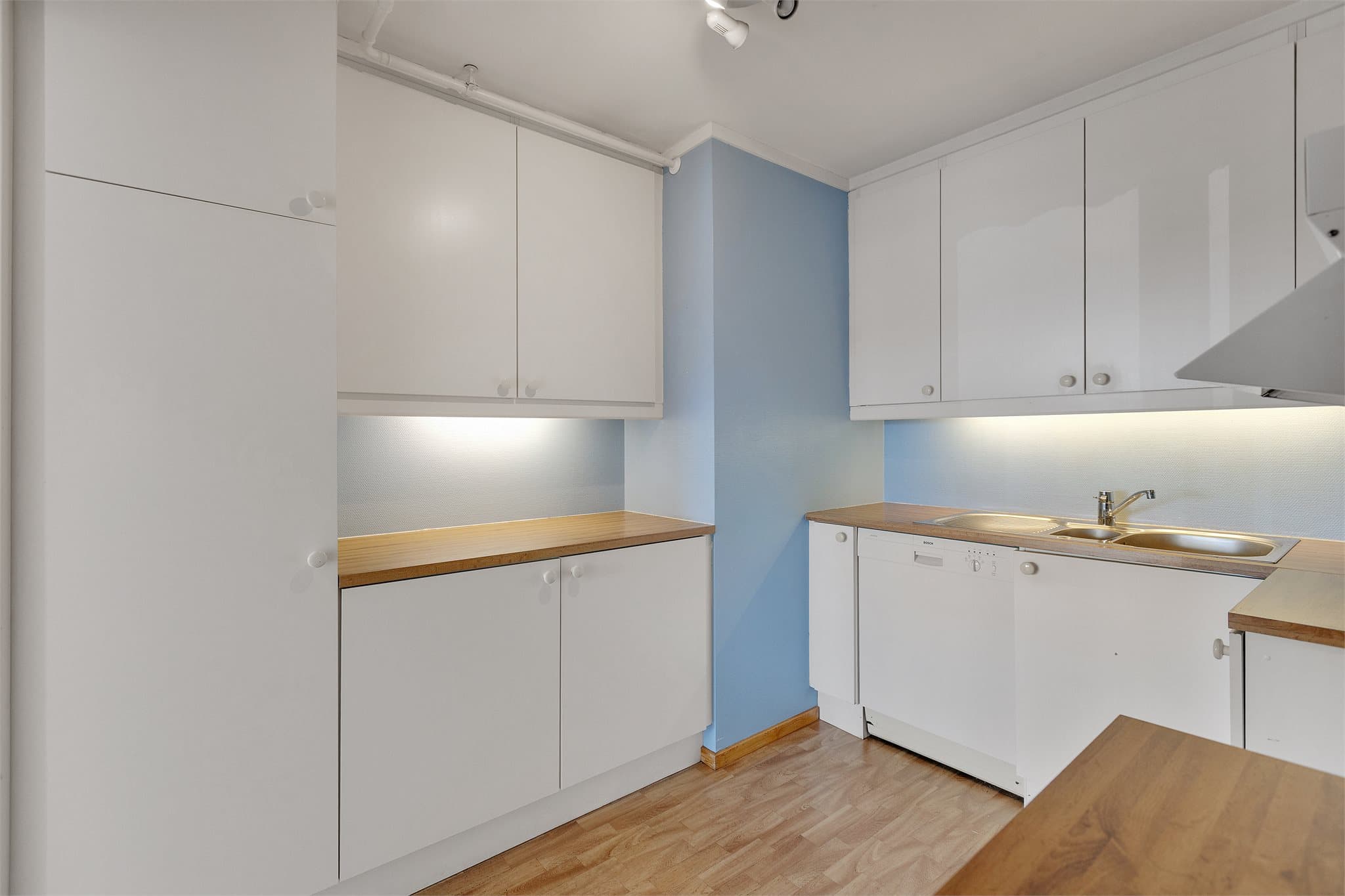 Kjøkken med romslige skap og praktisk benkeplass.