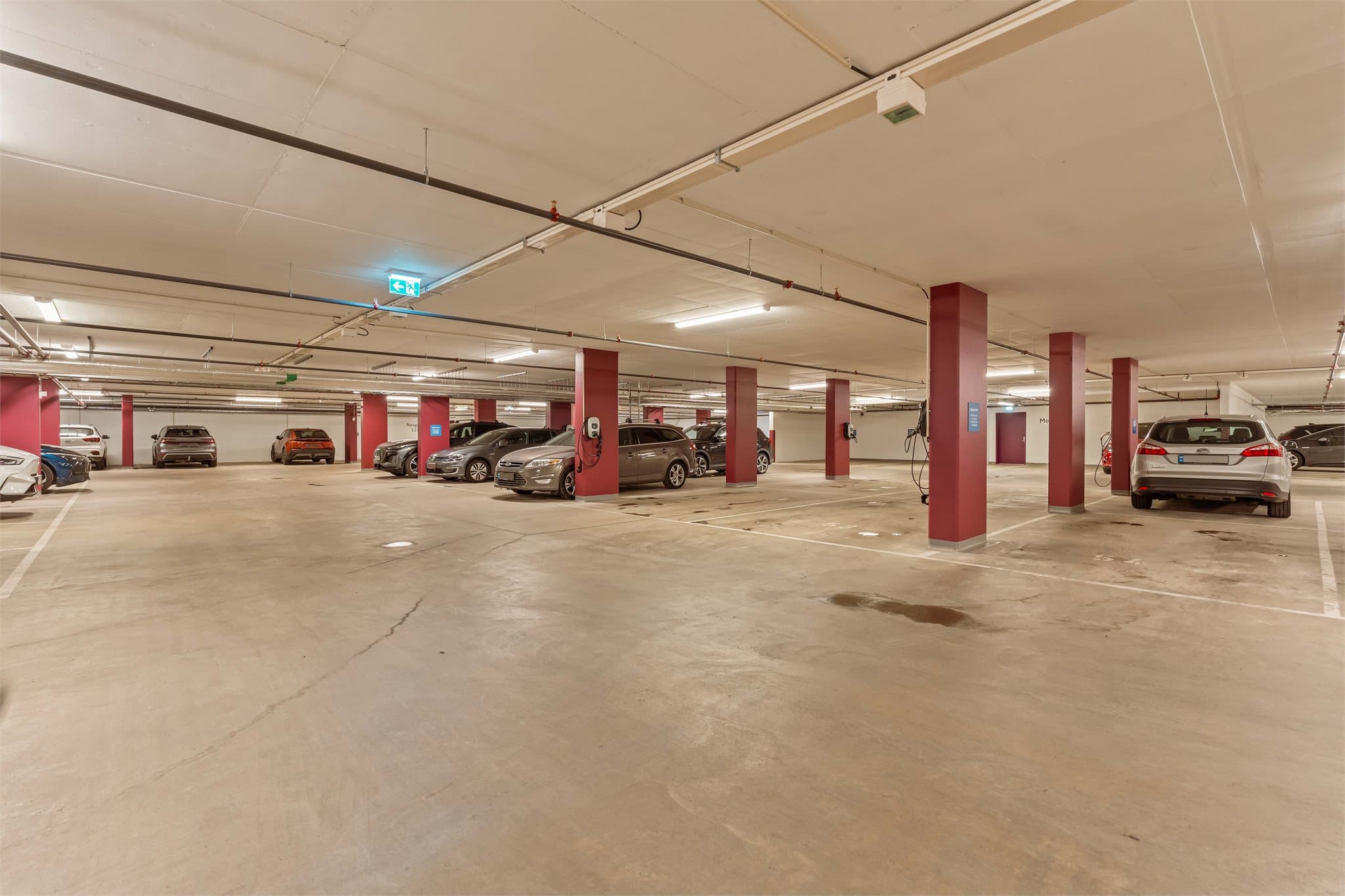 Det er mulighet for leie eller kjøp av garasje, i tillegg til flere parkeringsmuligheter i området.