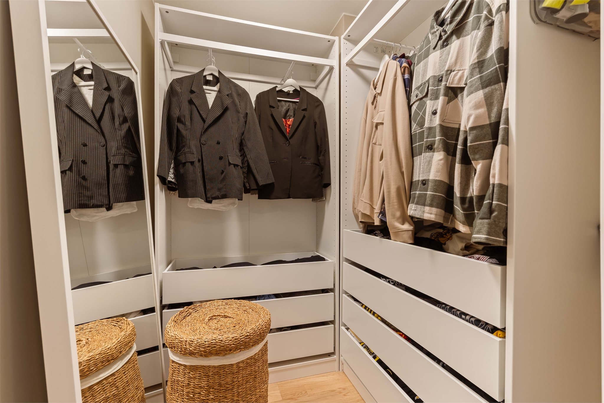 Praktisk bod innredet med PAX-garderobe.