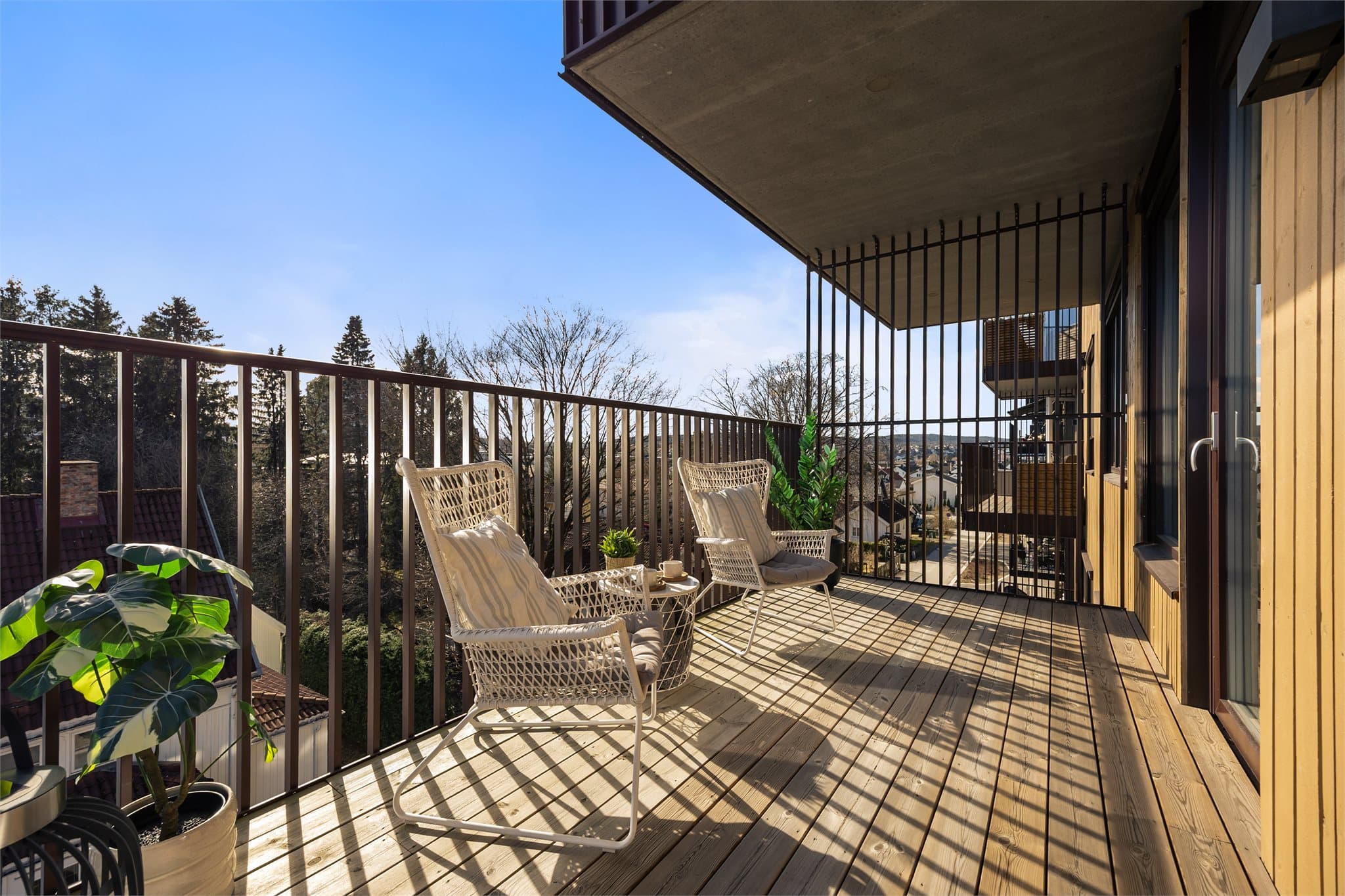 Fra stuen er det utgang til balkong - en fin forlengelse av stuerommet på sommerhalvåret.