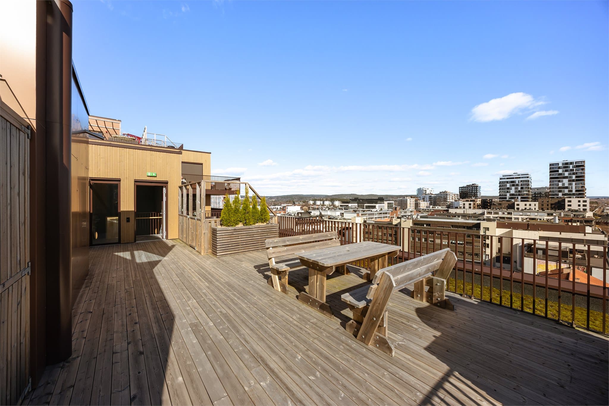 På takterrassene er det flere sittegrupper og diverse beplantning.