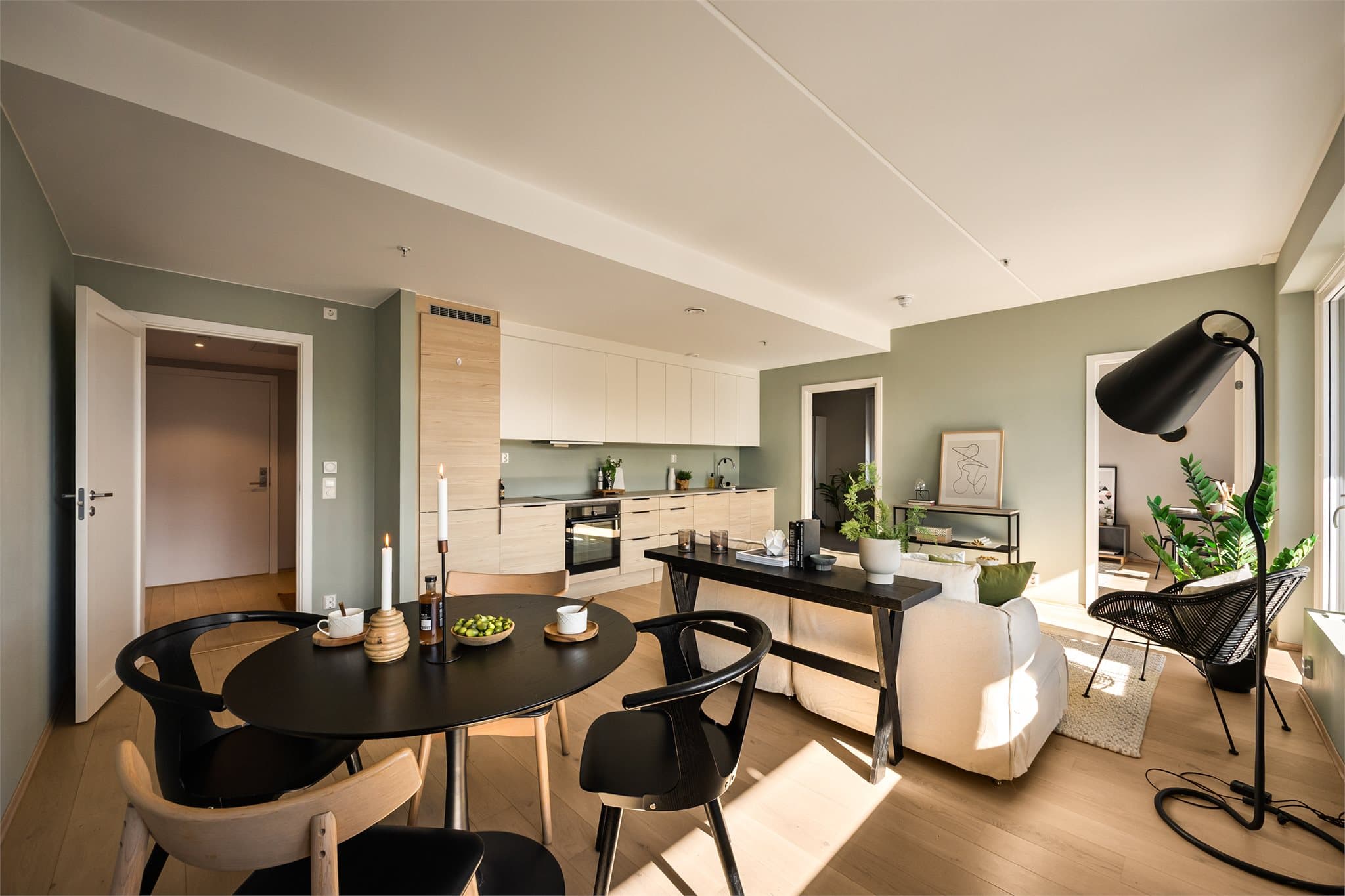 Rommet er malt i en behaglig grønnfarge og det er parkett på gulv.