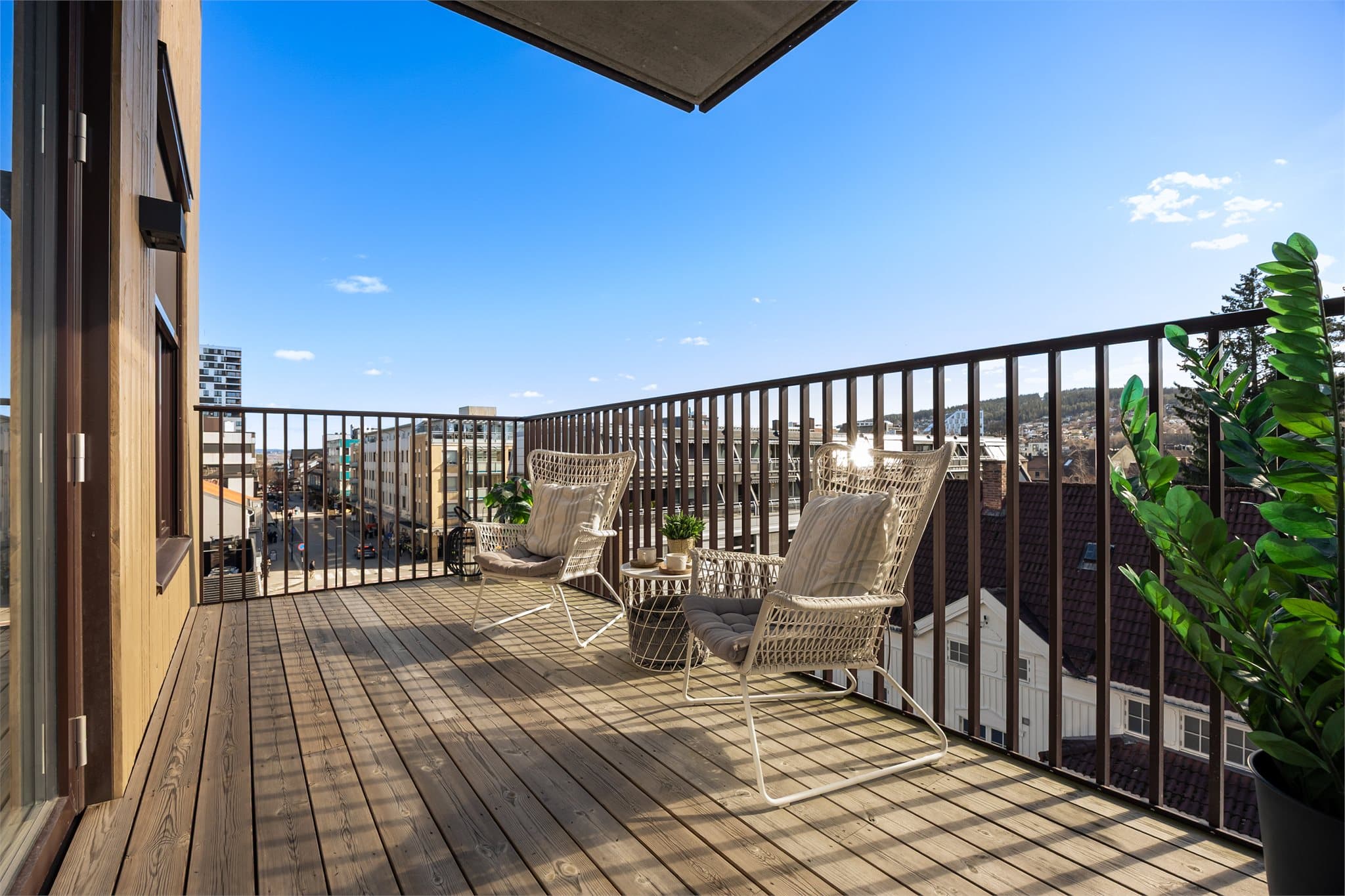 Balkongen har god plass til sittegruppe.