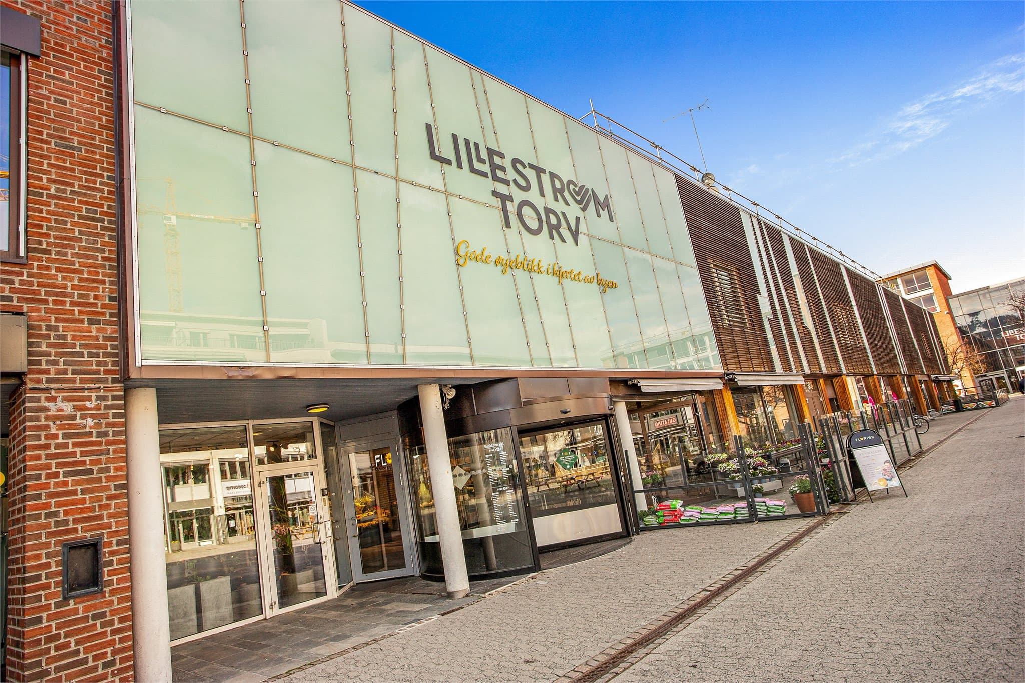 Fra eiendommen er det kort vei til alt man trenger i hverdagen.