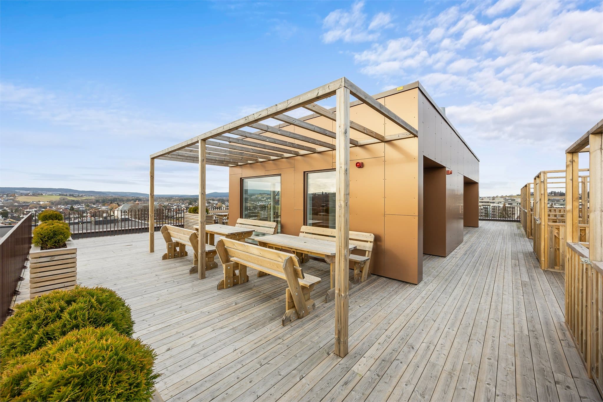 Sameiet har 2 felles takterrasser som fritt kan benyttes av beboerne.