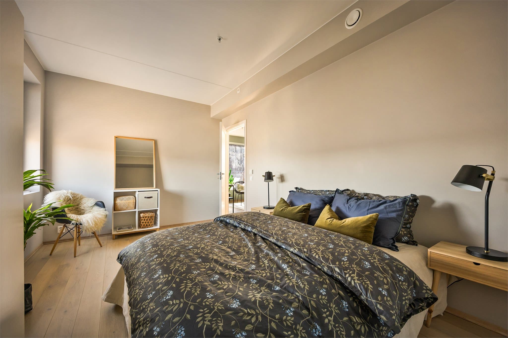 Soverommene har garderobeskap.