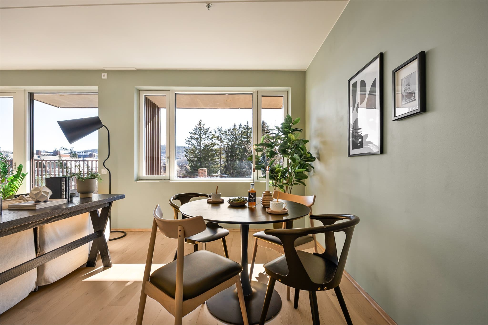 Det er god plass til spisegruppe.