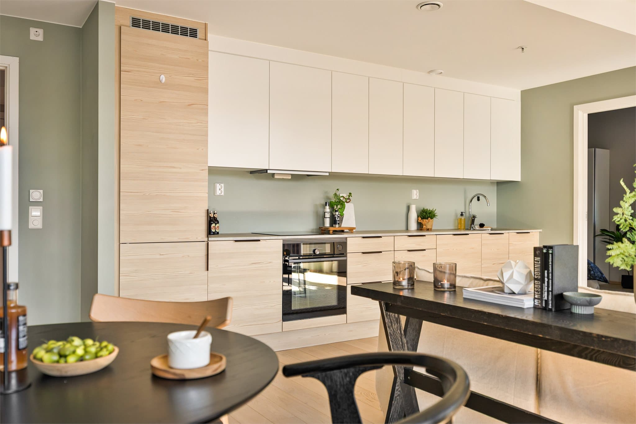 Kjøkkeninnredningen har godt med skapplass og benkeplass.