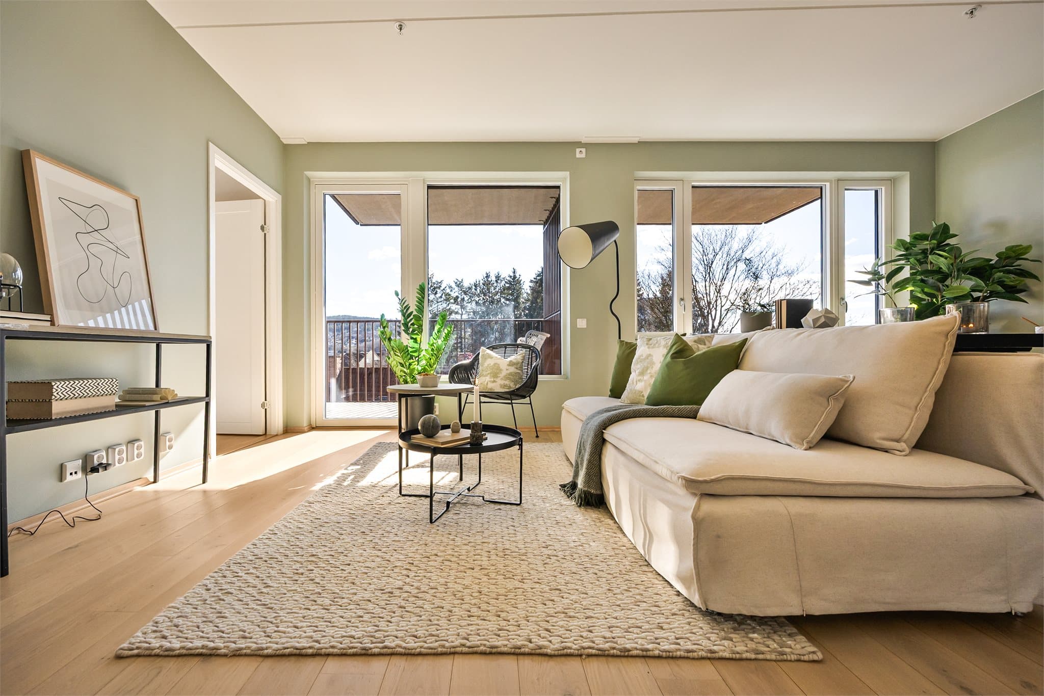 Fra stuen er det utgang til solrik balkong på ca. 11 kvm.