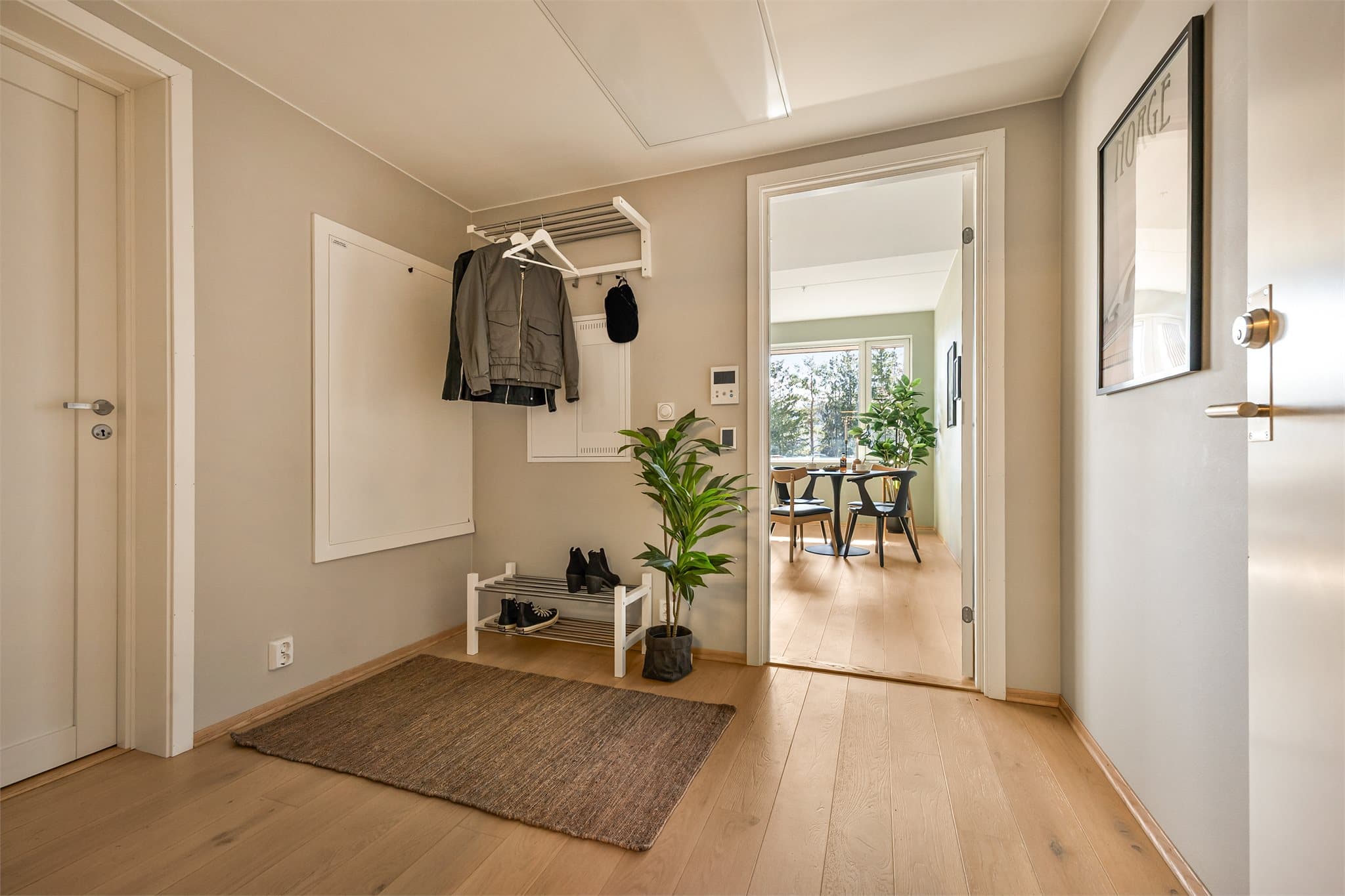 Leiligheten ligger i 3.etasje og har adkomst via trappegang.