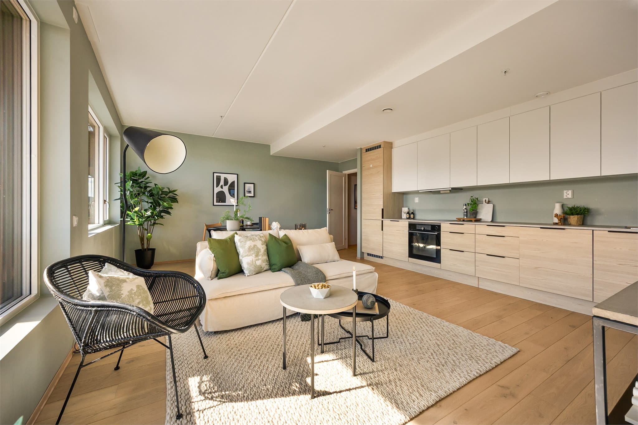 Kjøkken og stue er i åpen løsning.