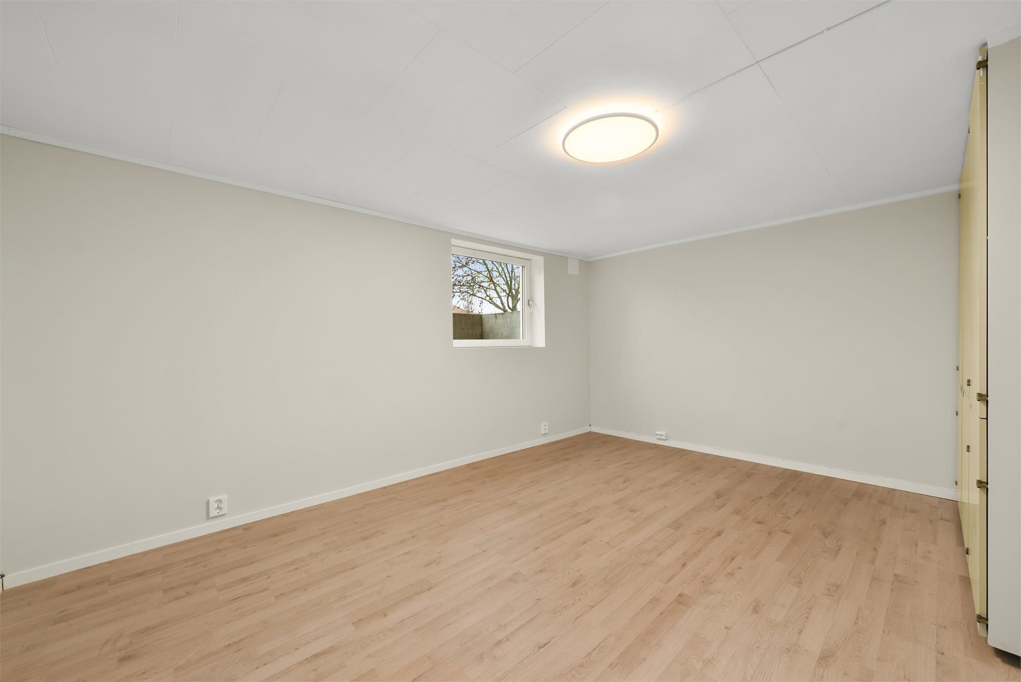 Romslig soverom med plass til seng og skrivebord.