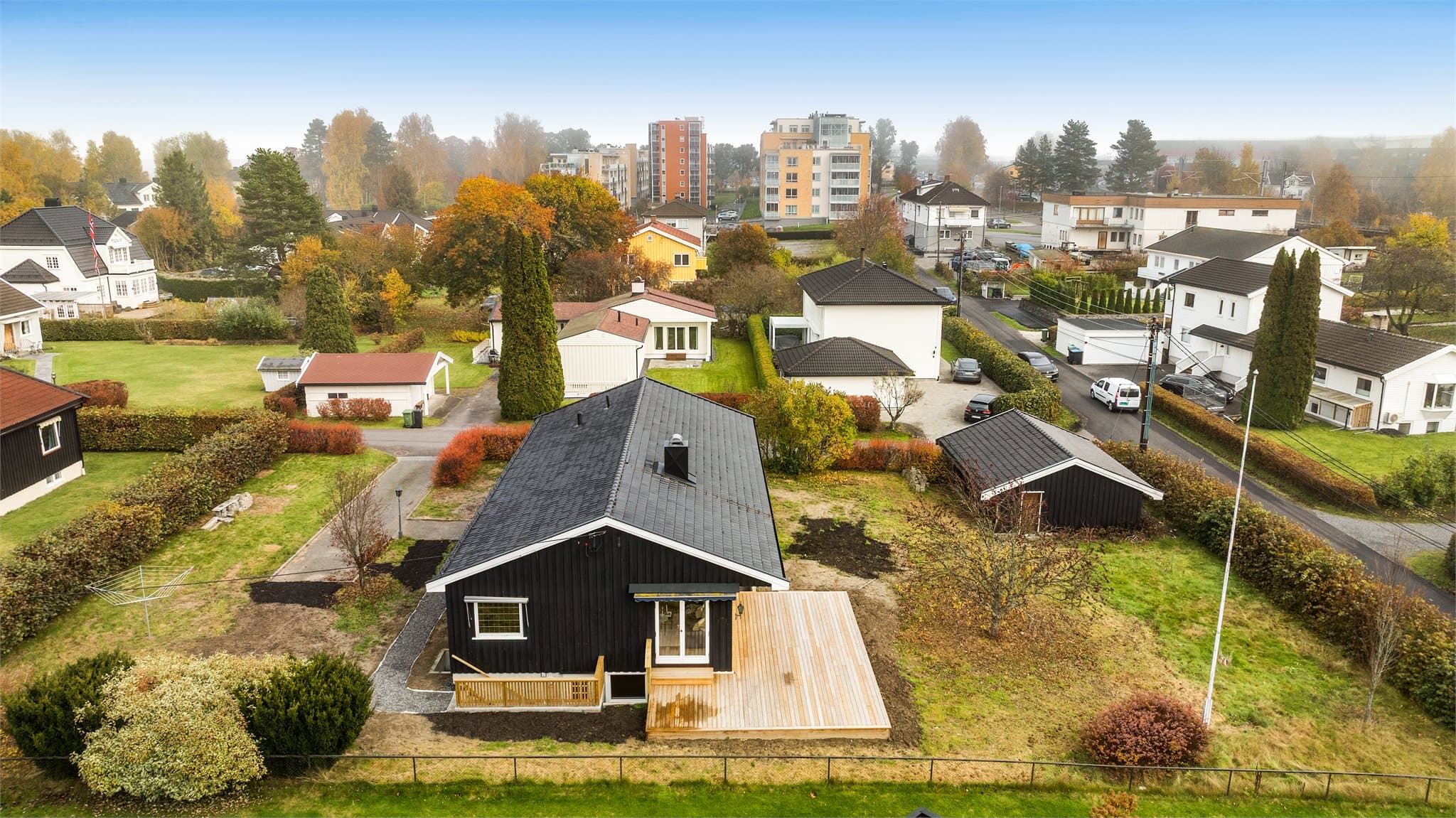Nærområdet består i hovedsak av eneboliger med kort vei til sentrum og togstasjon.