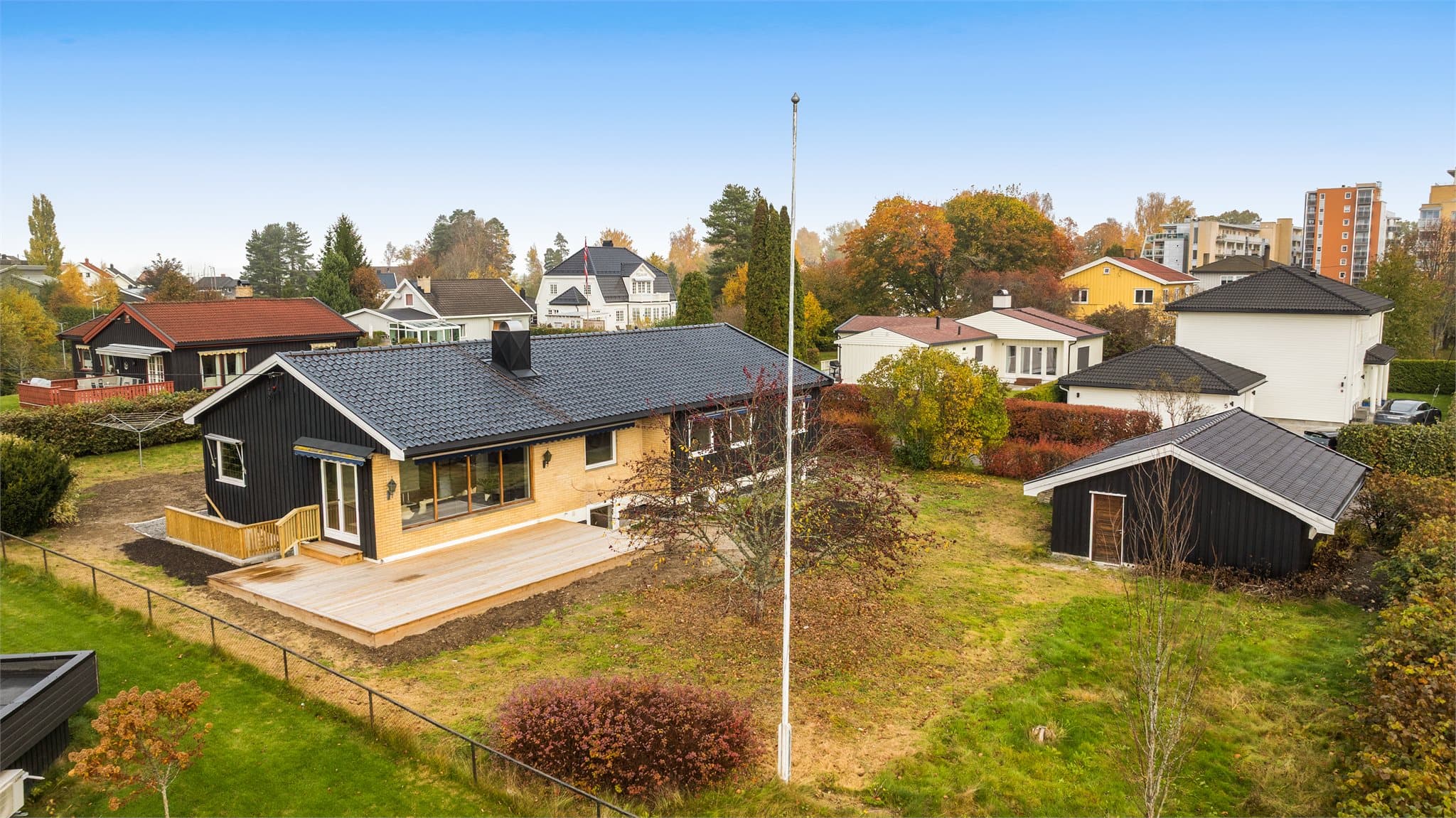 Åpent utsyn over eiendommen og de omkringliggende boligområdene.