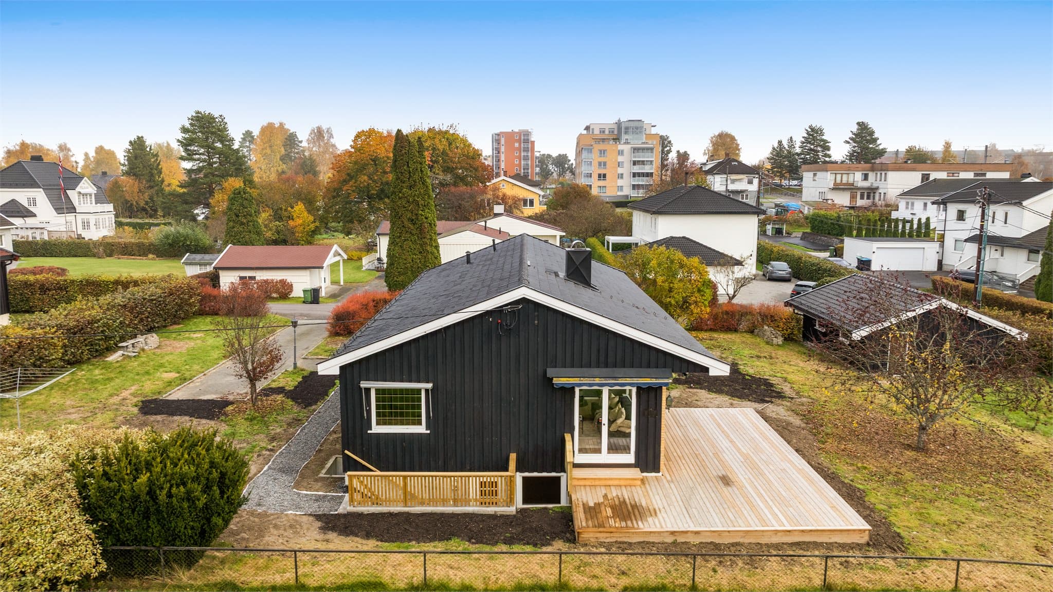 Terrassen vender mot vest og har direkte adkomst fra stuen.