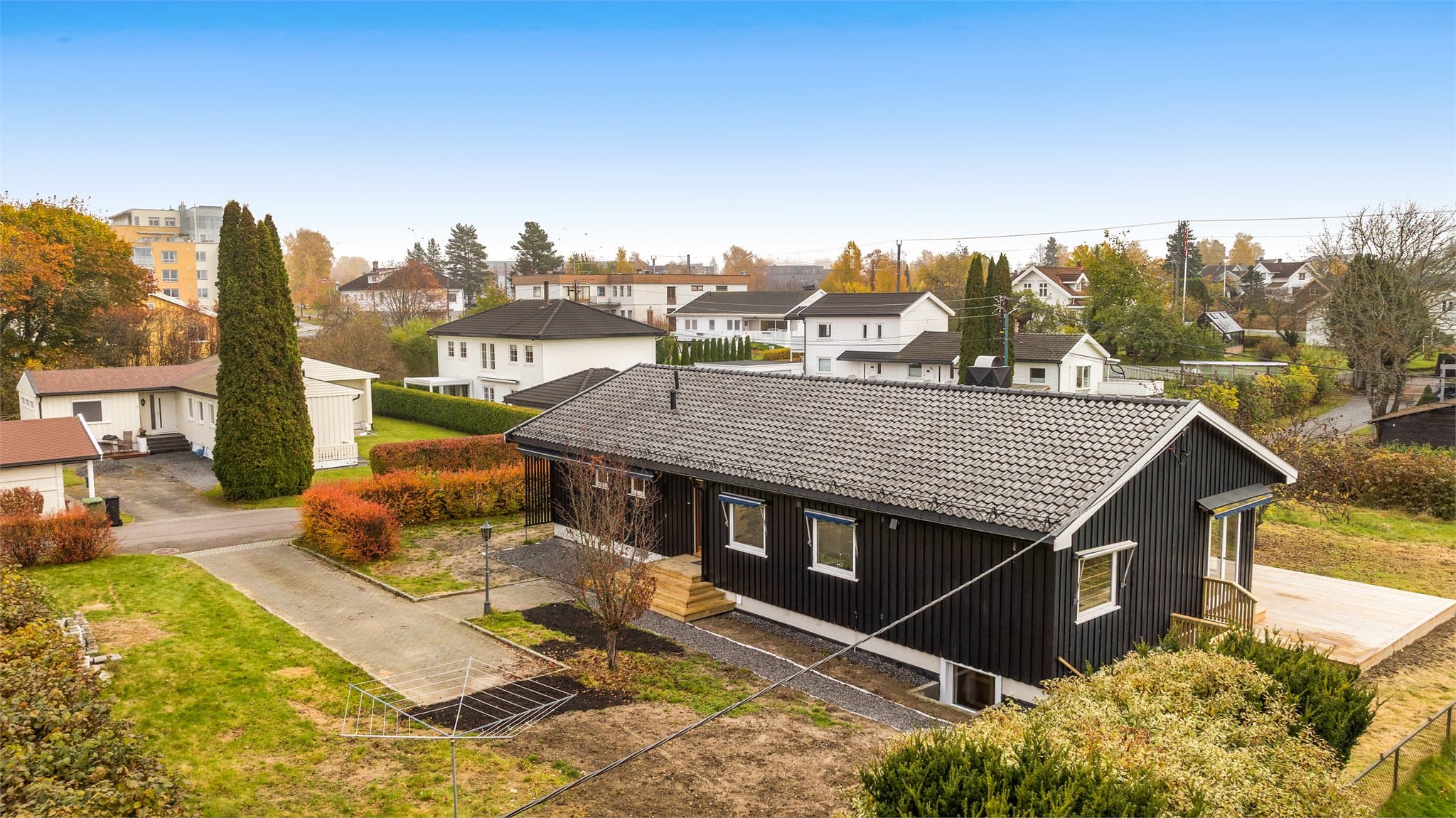 Innkjørselen og gårdsplassen gir god plass til parkering.