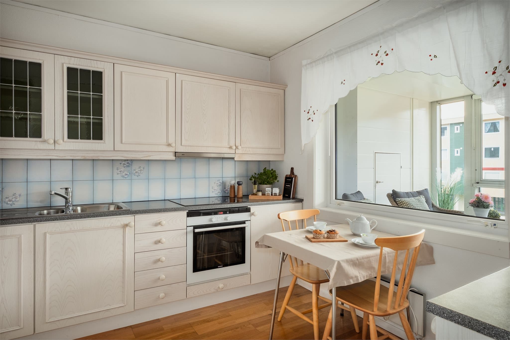 - Ny eier får glede av integrert stekeovn og platetopp m/induksjon + oppvaskmaskin og kombinert kjøle/fryse skap -