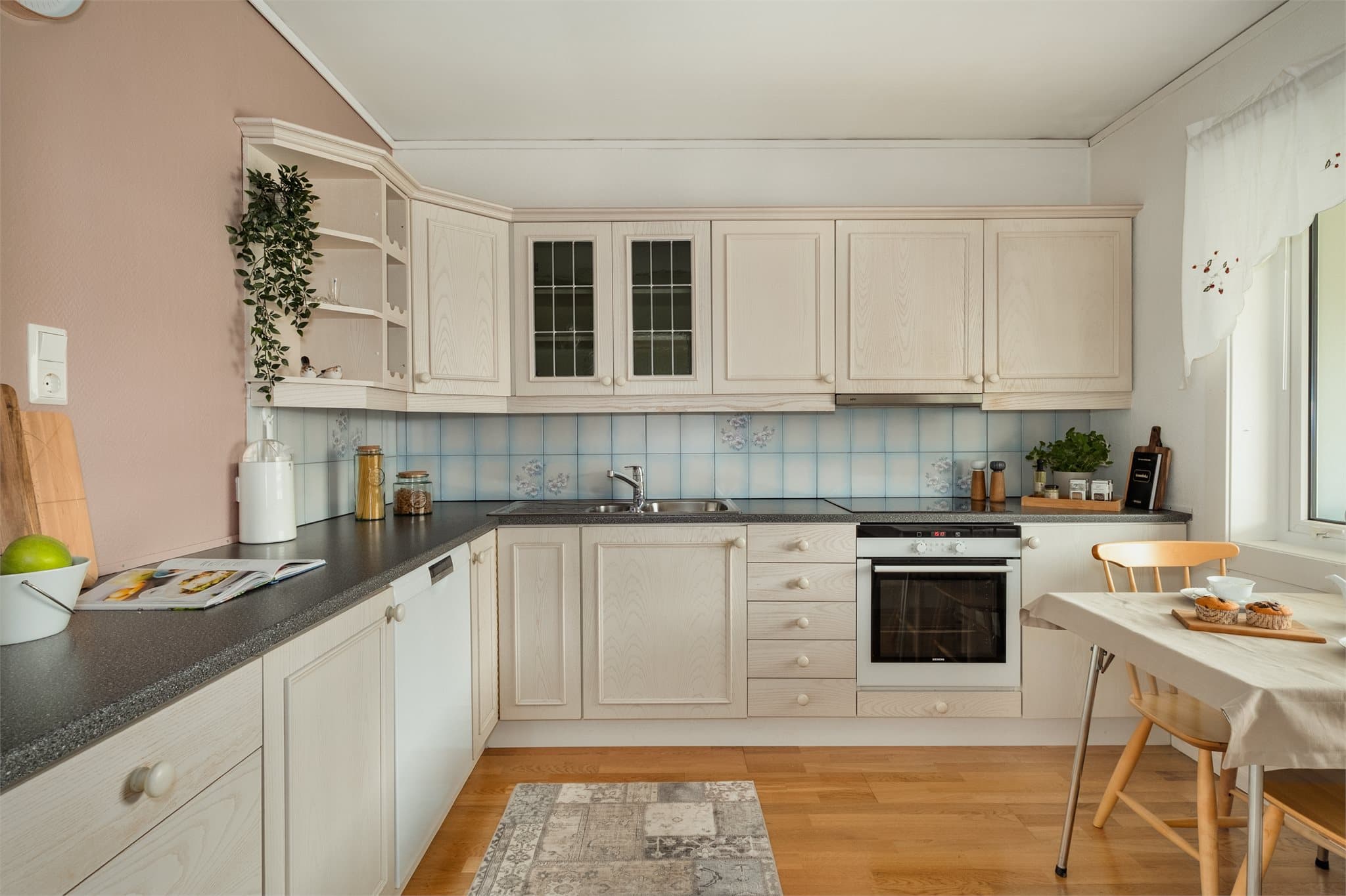 - Kjøkkenet måler hele 9,7m² og har en praktisk utforming med mye benke- og lagringsplass -