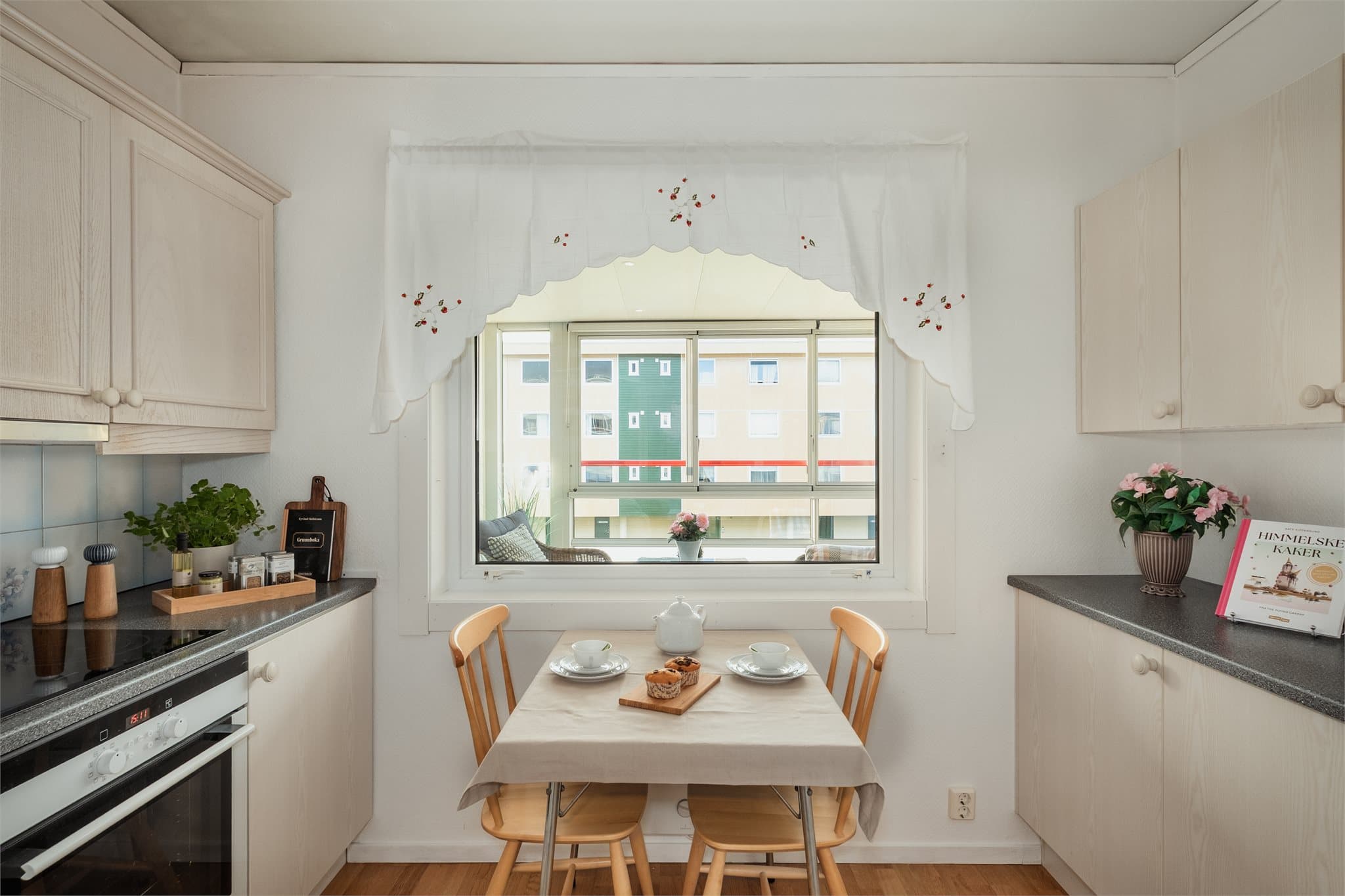 - Kjøkkenet har en meget god atmosfære som gjør at dette er et rom man vil trives godt i -