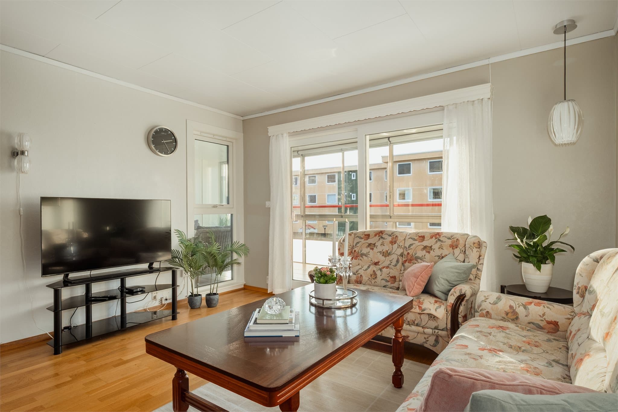 - Leiligheten har generøse vindusflater som gir rikelig med naturlig lysinnslipp, uten form for sjenerende innsyn-