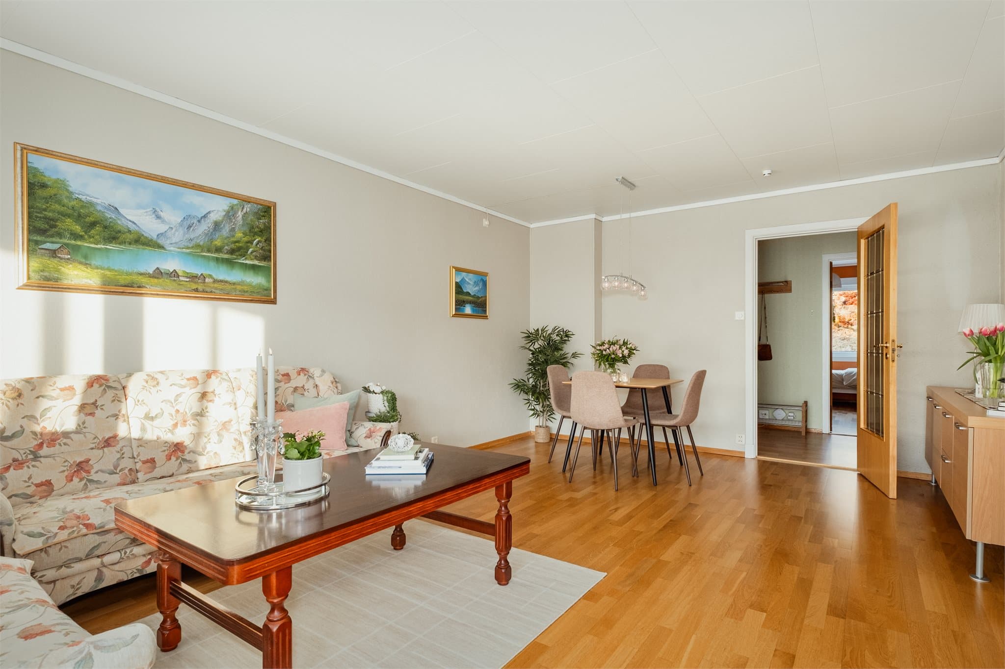 - Stuen har en praktisk løsning med god plass til både sofagruppe og spisebord i hver sin naturlige sone -