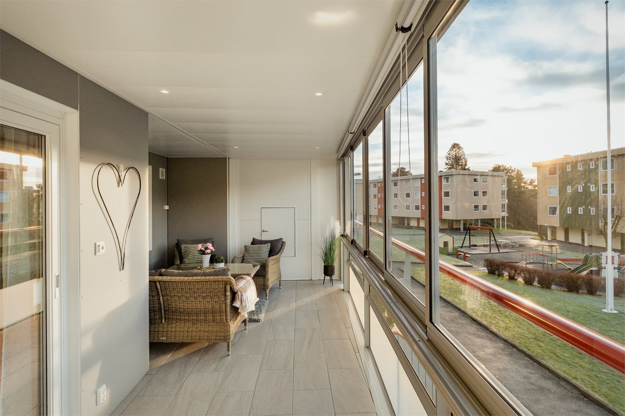 - Den innglassede balkongen måler hele 17m² og har varmekabler fra 2018 -